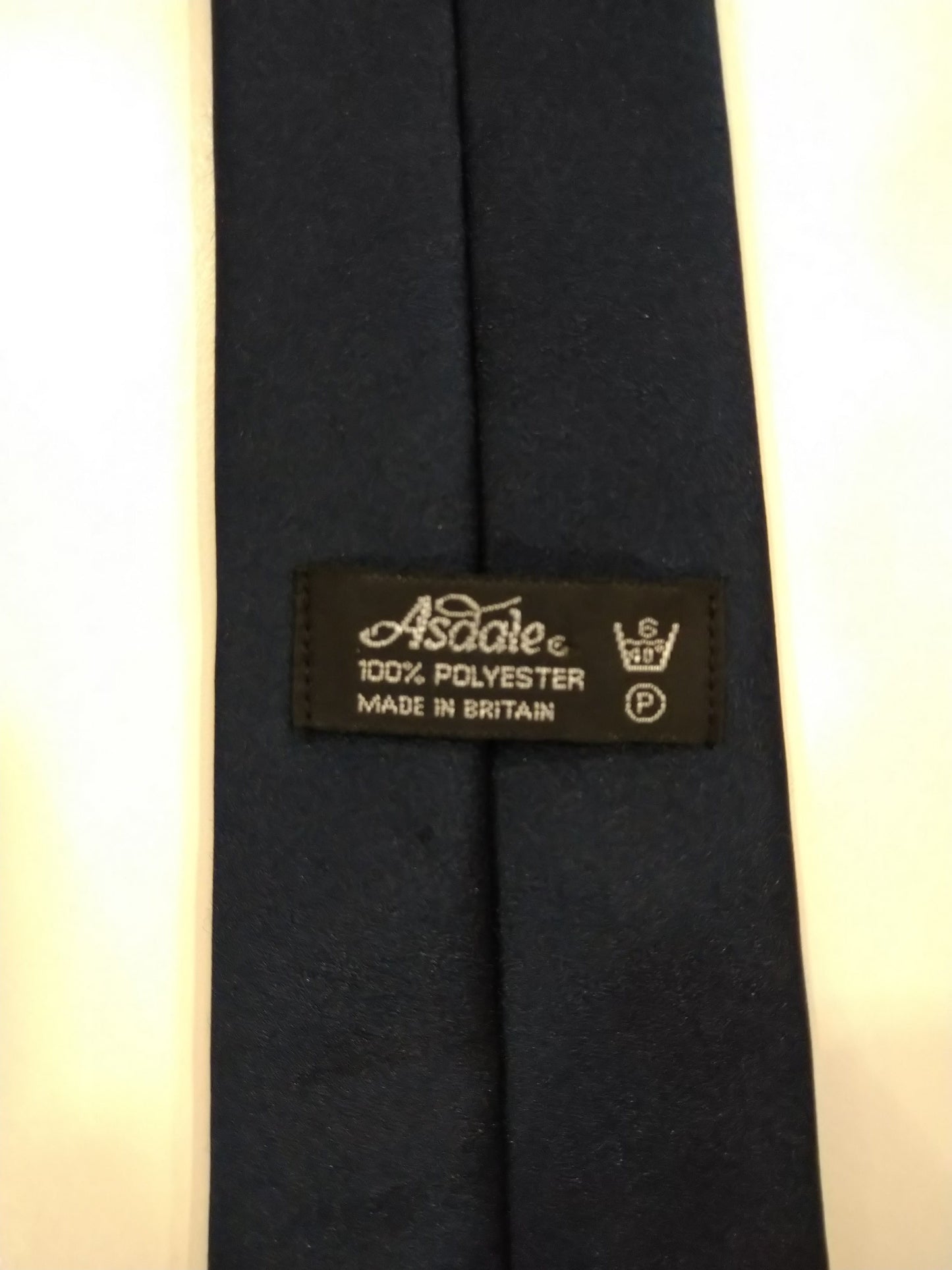 Asdale Soft Polyester Krawatte. Glänzend dunkelblau.