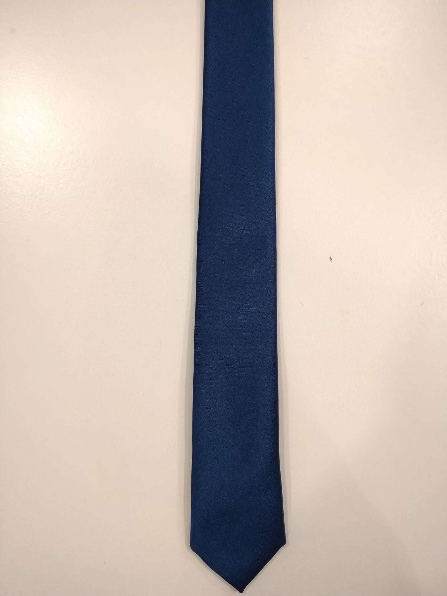 Cravate en polyester doux vintage extra étroite. Bleu brillant.