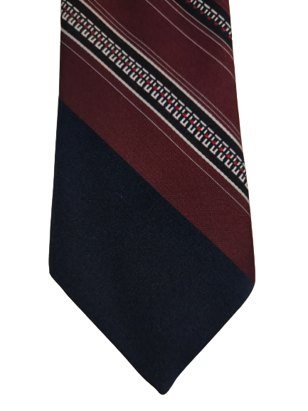 Tie en polyester Pierre d'Este. Noir séparé avec motif à rayures marron.