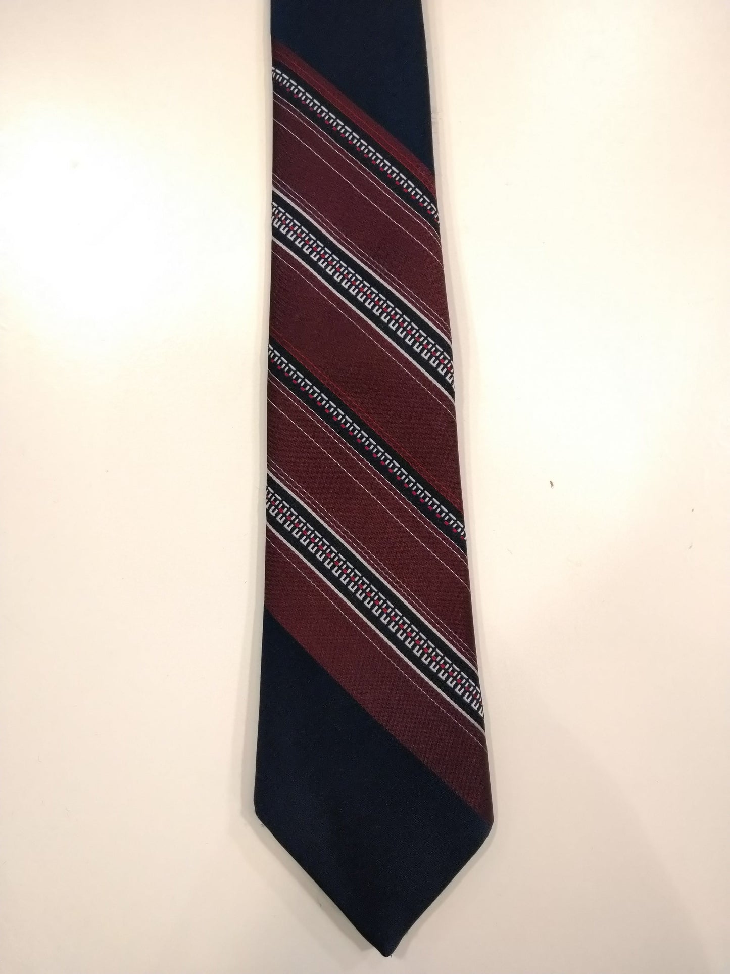 Pierre d'Este Polyester Tie. Negro separado con motivo de franja marrón.