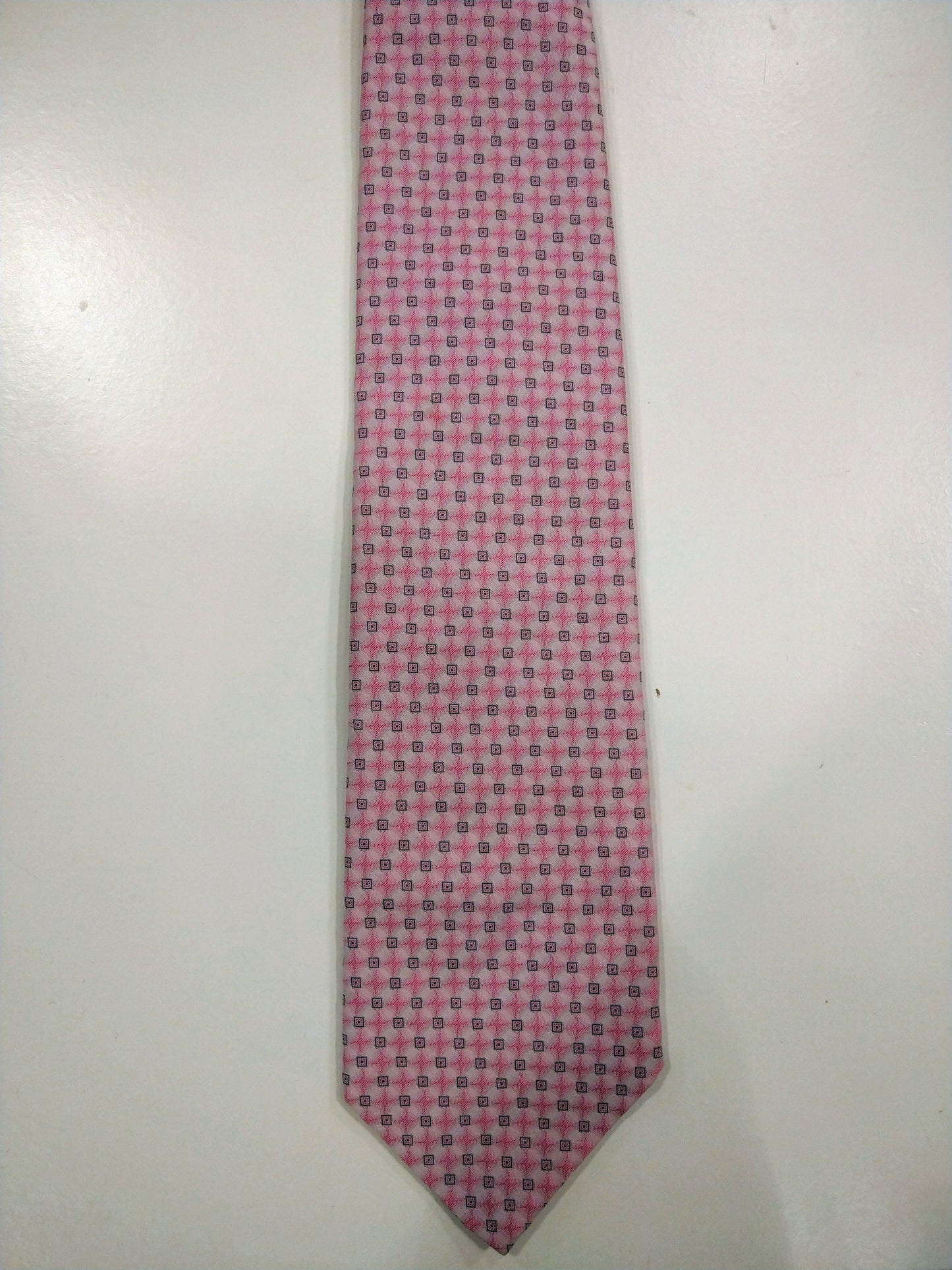 Rinaldo polyester stropdas. Roze wit motief.