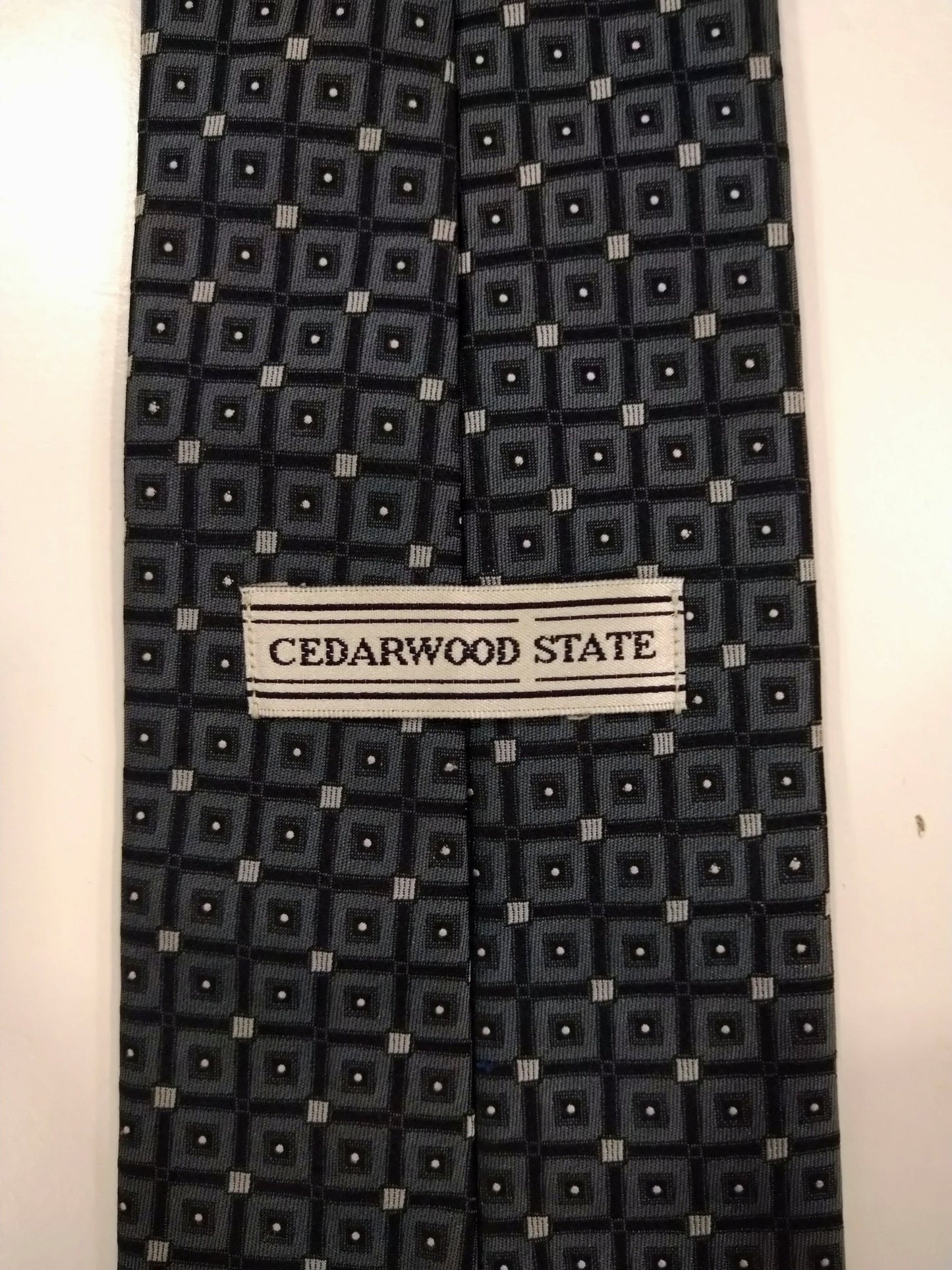 Tie en polyester de l'état de Cedarwood. Motif gris noir.