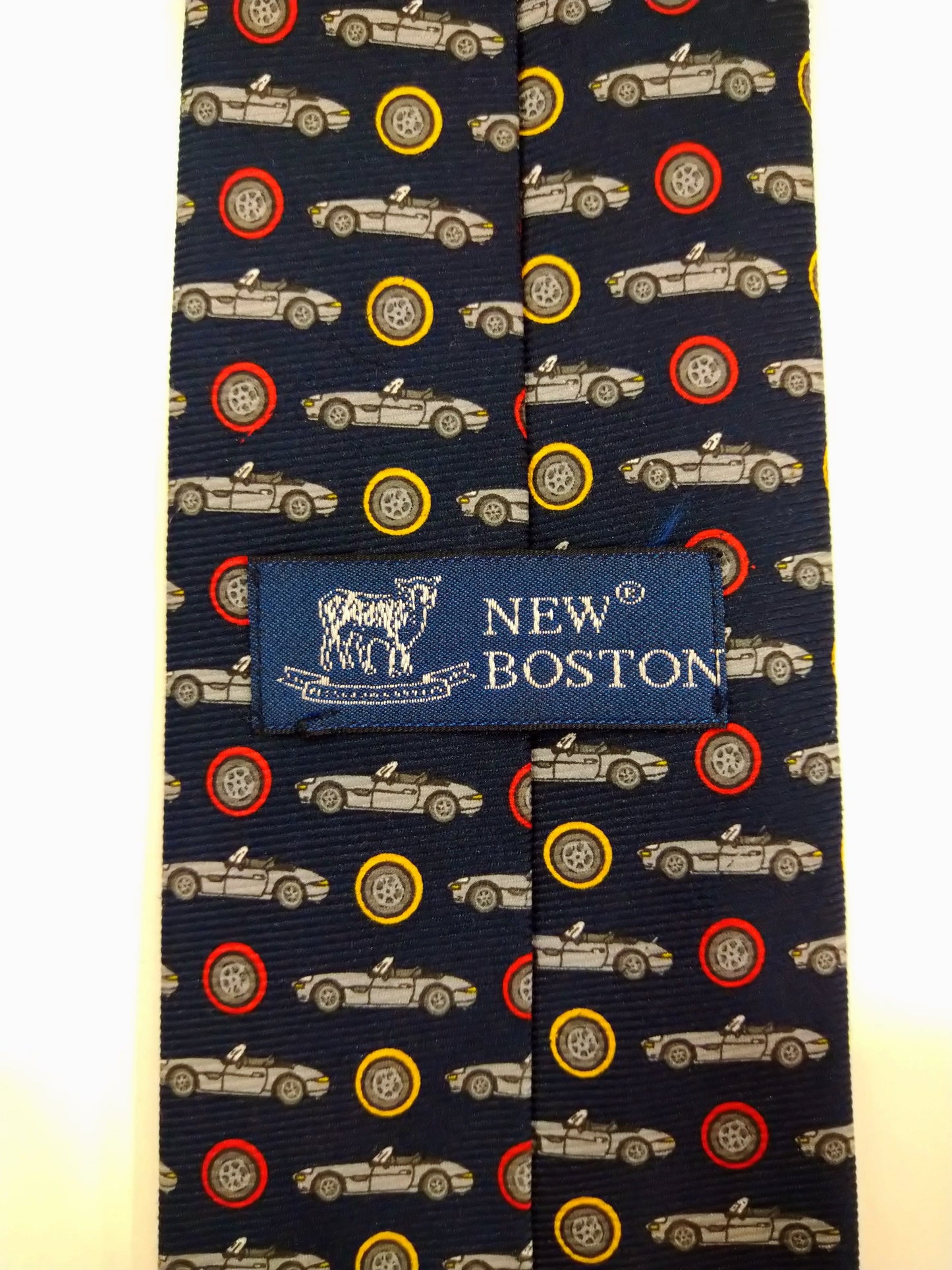 Nuova cravatta di poliestere morbido di Boston. Blu con un bellissimo motivo di vecchia auto.