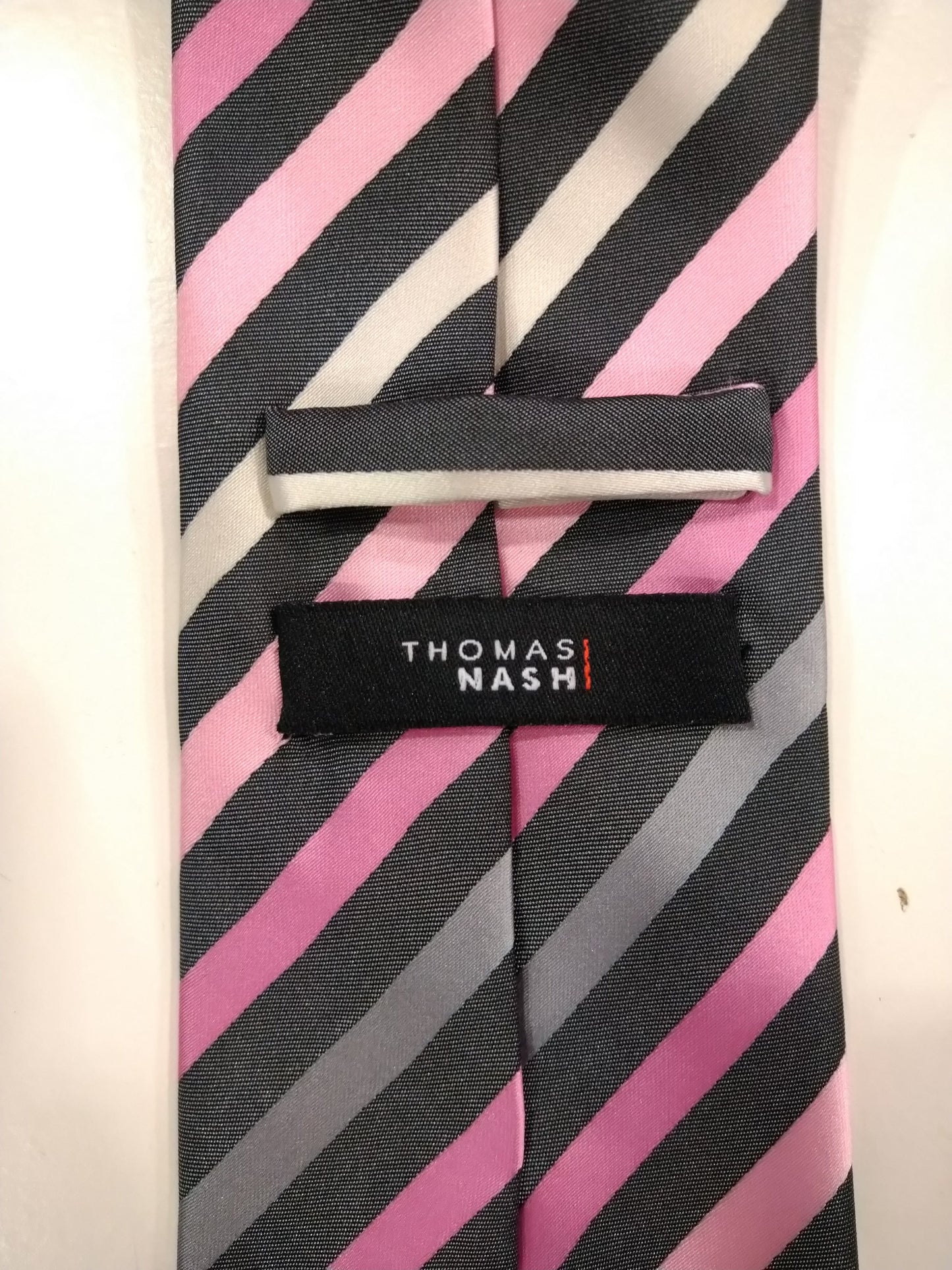 Thomas Nash zachte polyester stropdas. Zwart roze gestreept.
