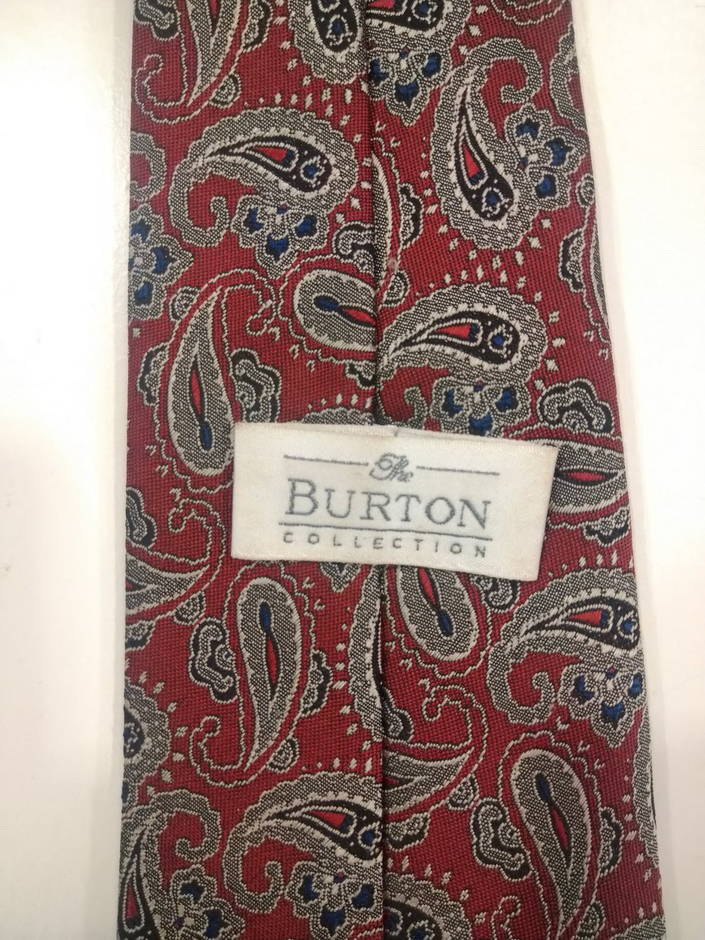 Tie en polyester Burton. Joli motif gris rouge.