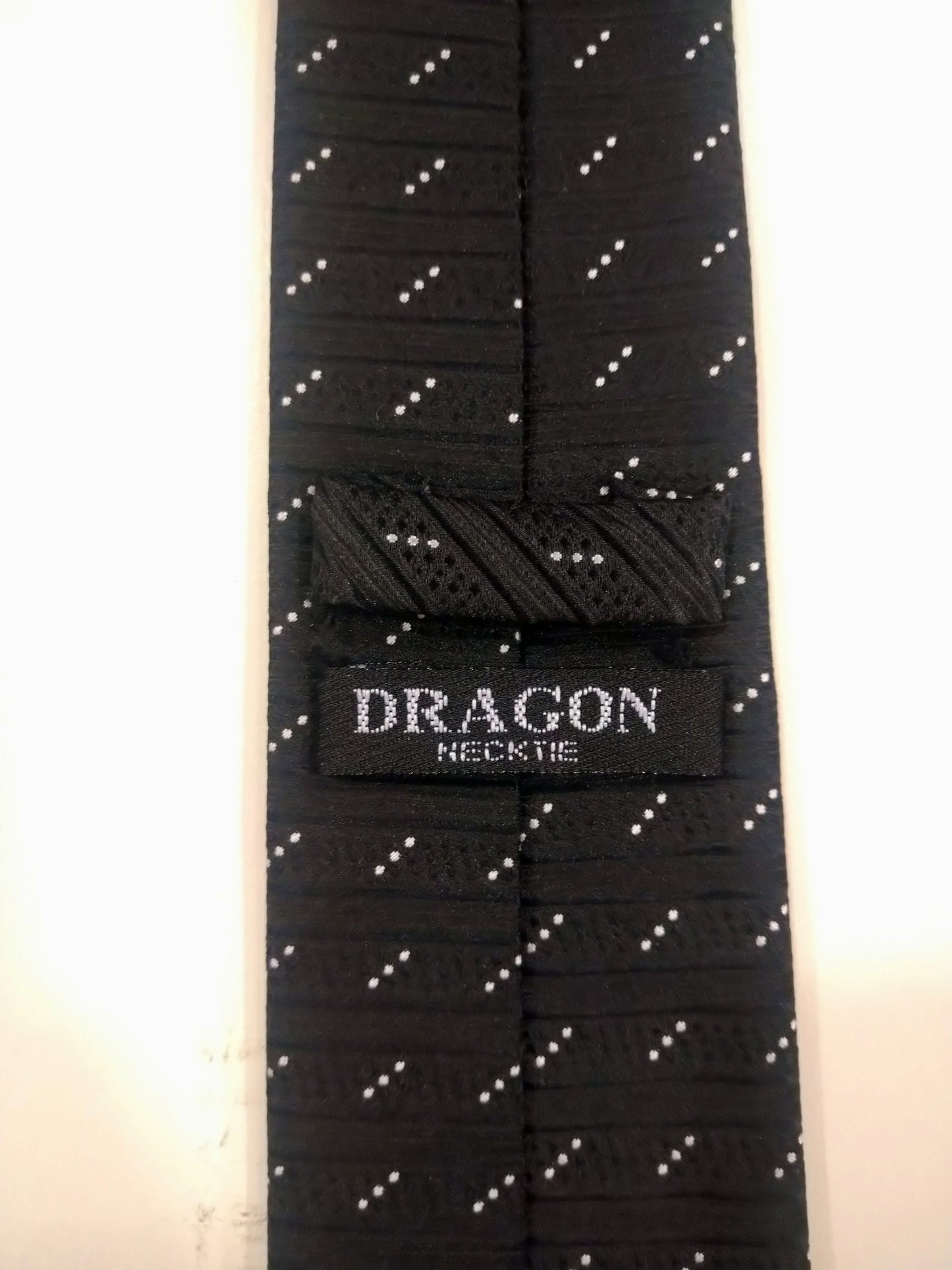Dragon Polyester Krawatte. Schwarz -weißes materielles Motiv.
