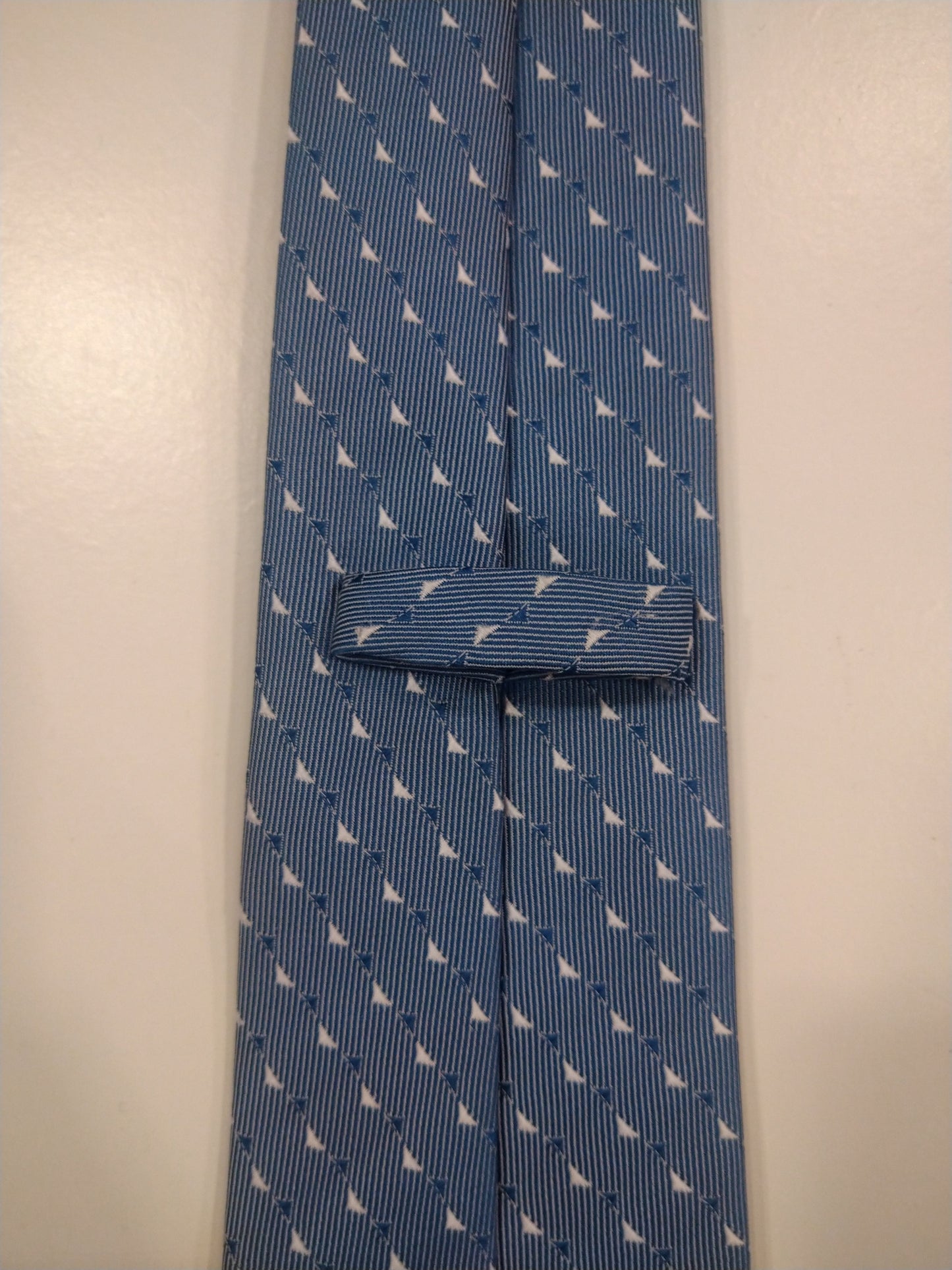 Cravatta in poliestere. Motivo bianco blu.