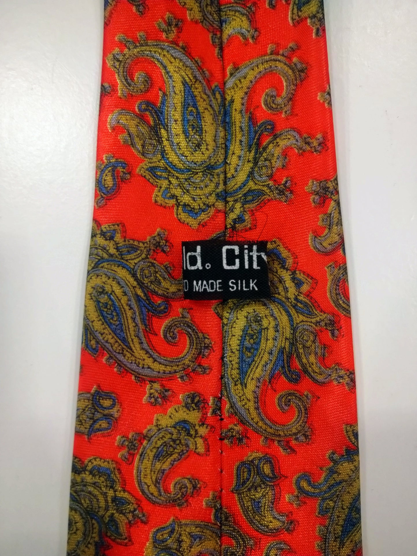 Gold City zijde hand made stropdas. Rood glimmend motief.