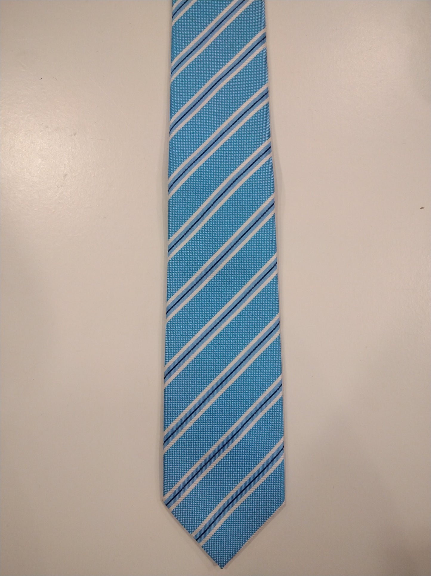 Tailor & Cutter polyester stropdas. Blauw wit gestreept.
