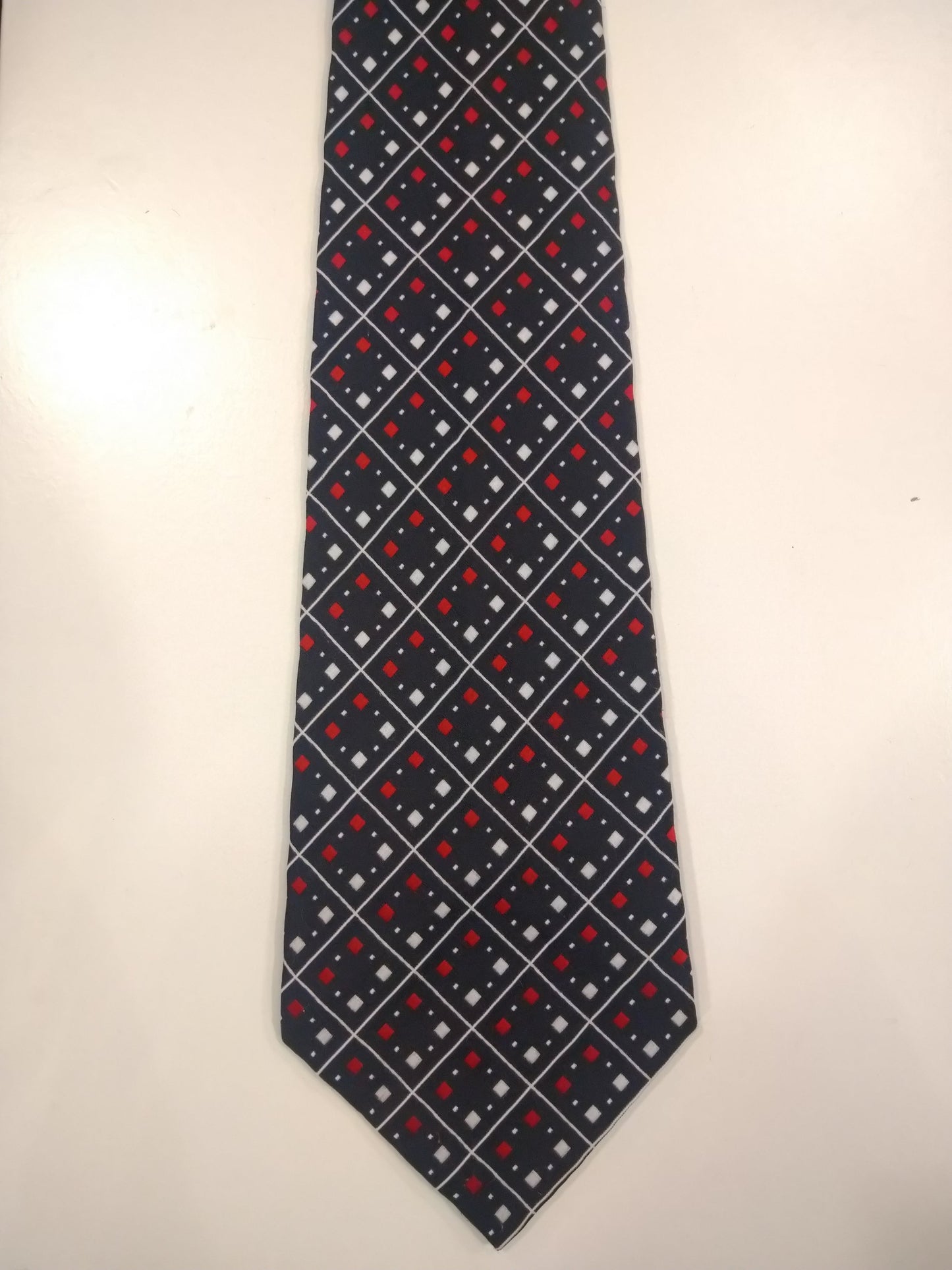 Altio Amsterdam super vintage extra brede polyester stropdas. Zwart rood wit bolletjes motief.