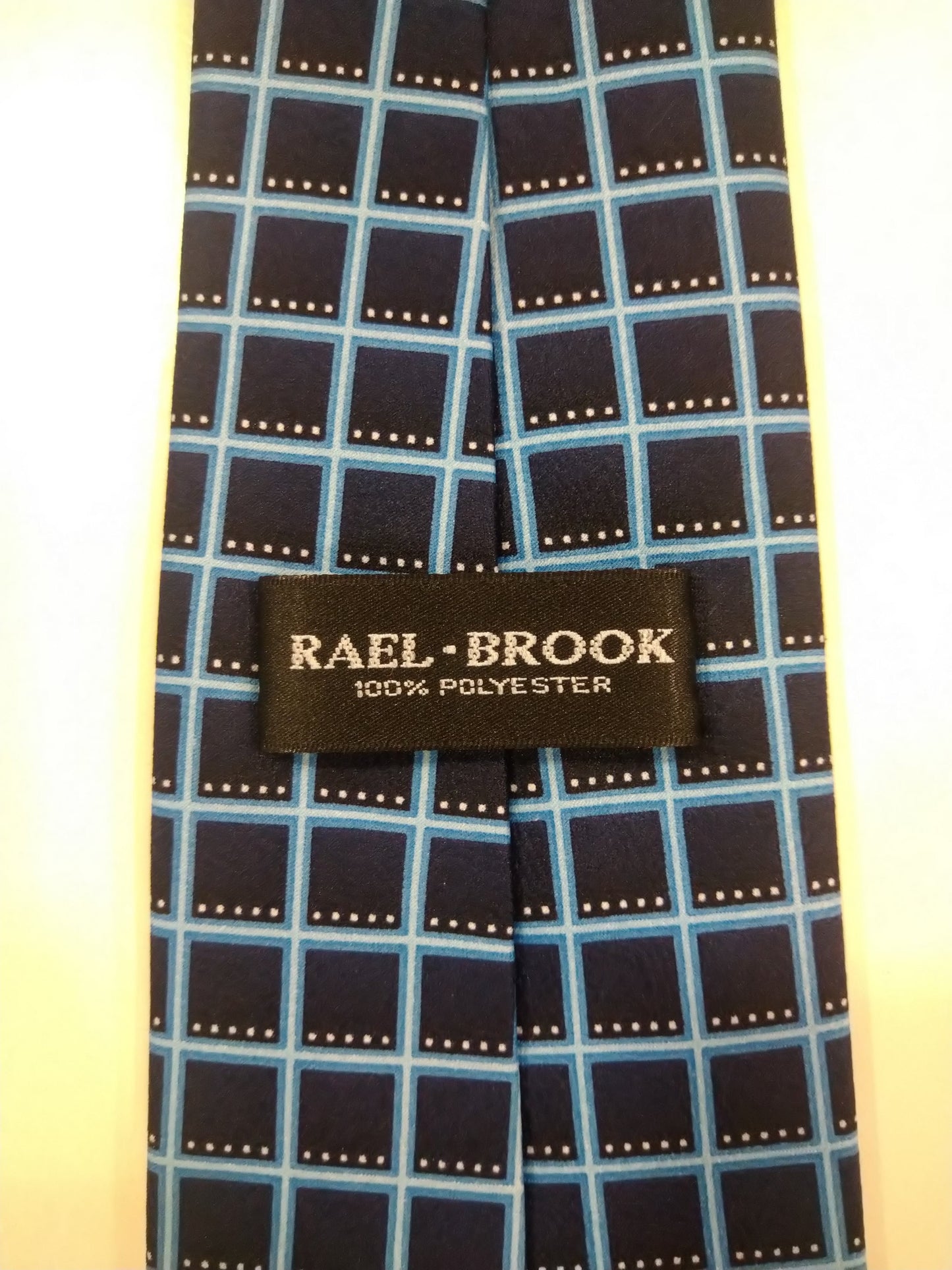 Tie en polyester Rael Brook. Motif carré bleu.