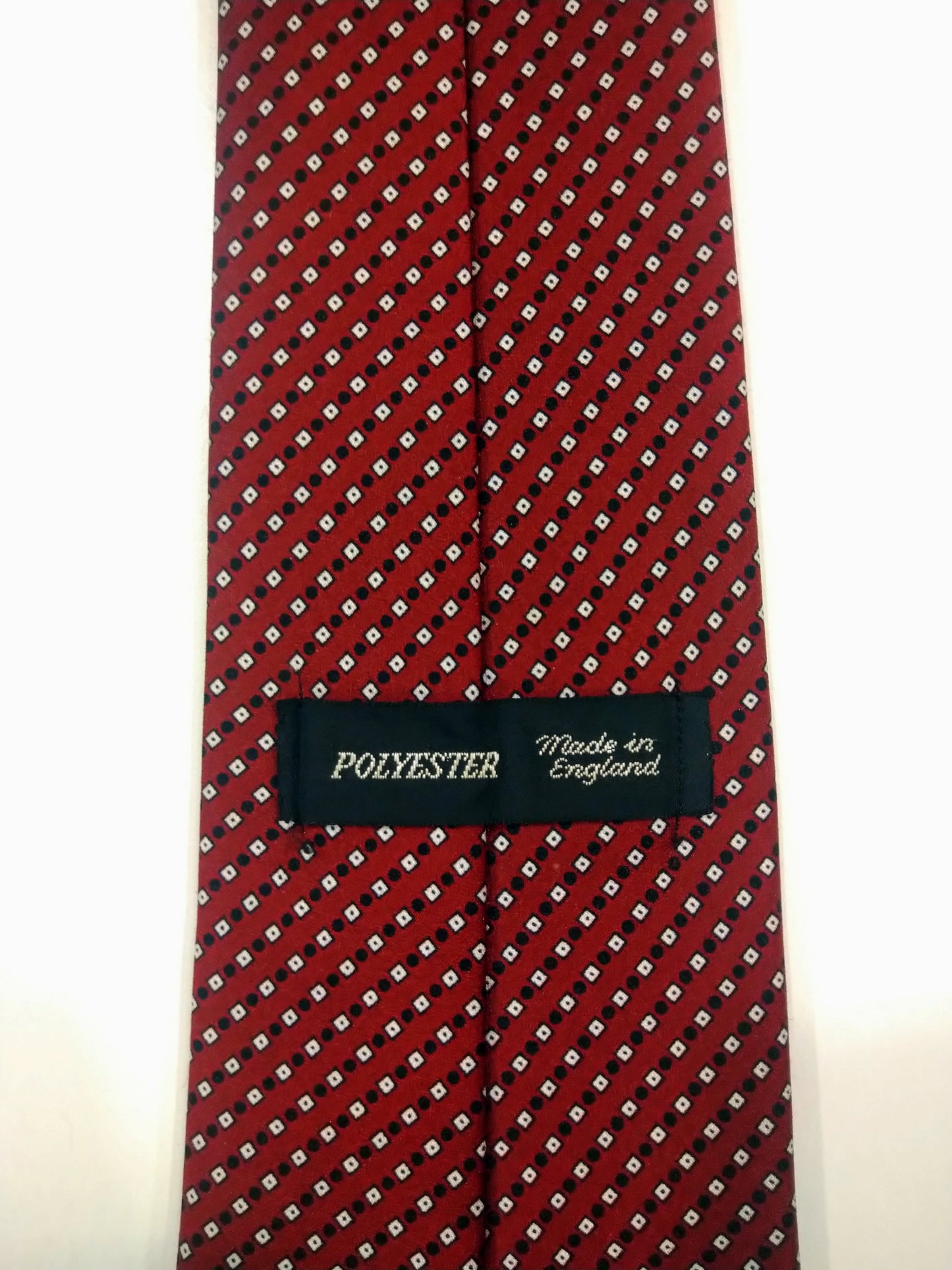 Polyester stropdas. Rood zwart wit motief.