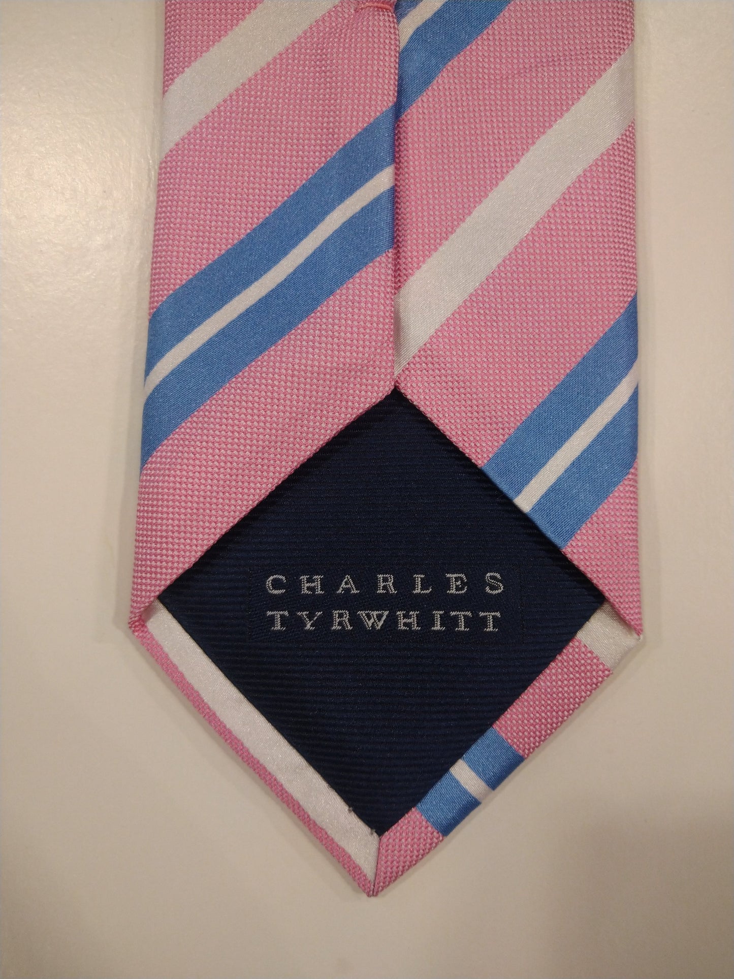 Cravatta di seta Charles Tyrwhitt. Strisce bianche blu rosa.