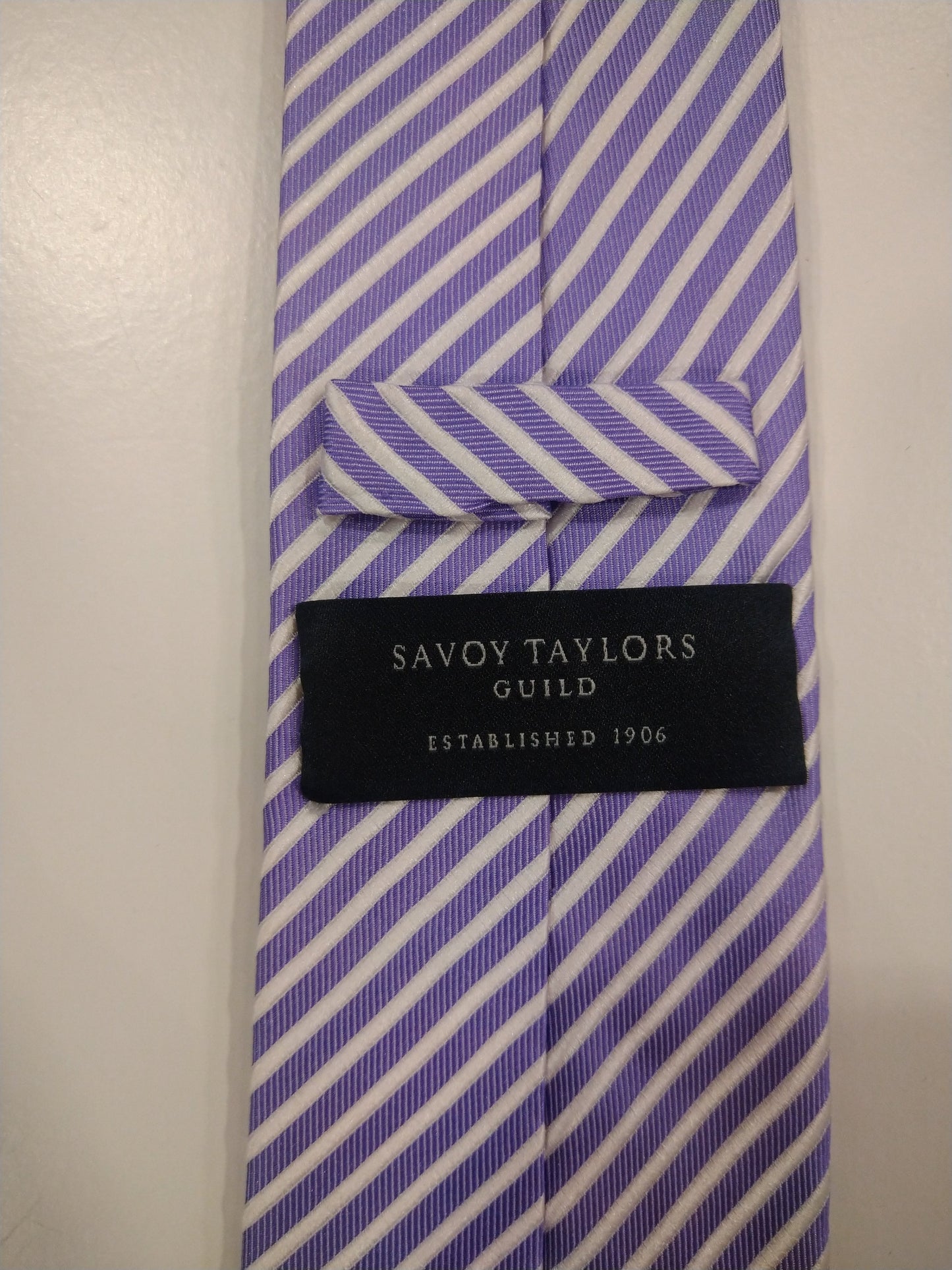 Savoy Taylors Guild Silk corbata. Rayado blanco púrpura.