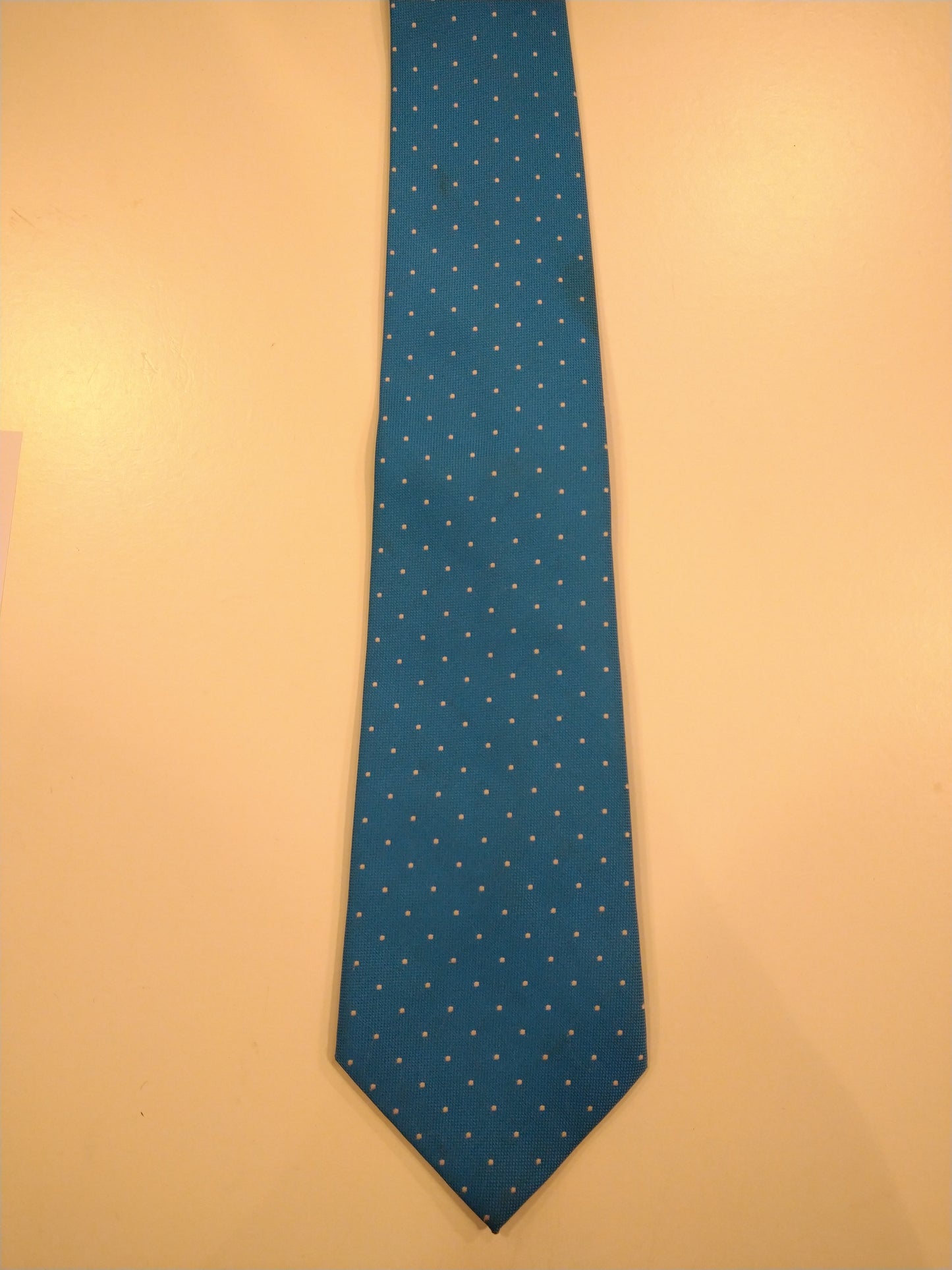 La corbata artigianale de Ladazione. Motivo de punto blanco azul.