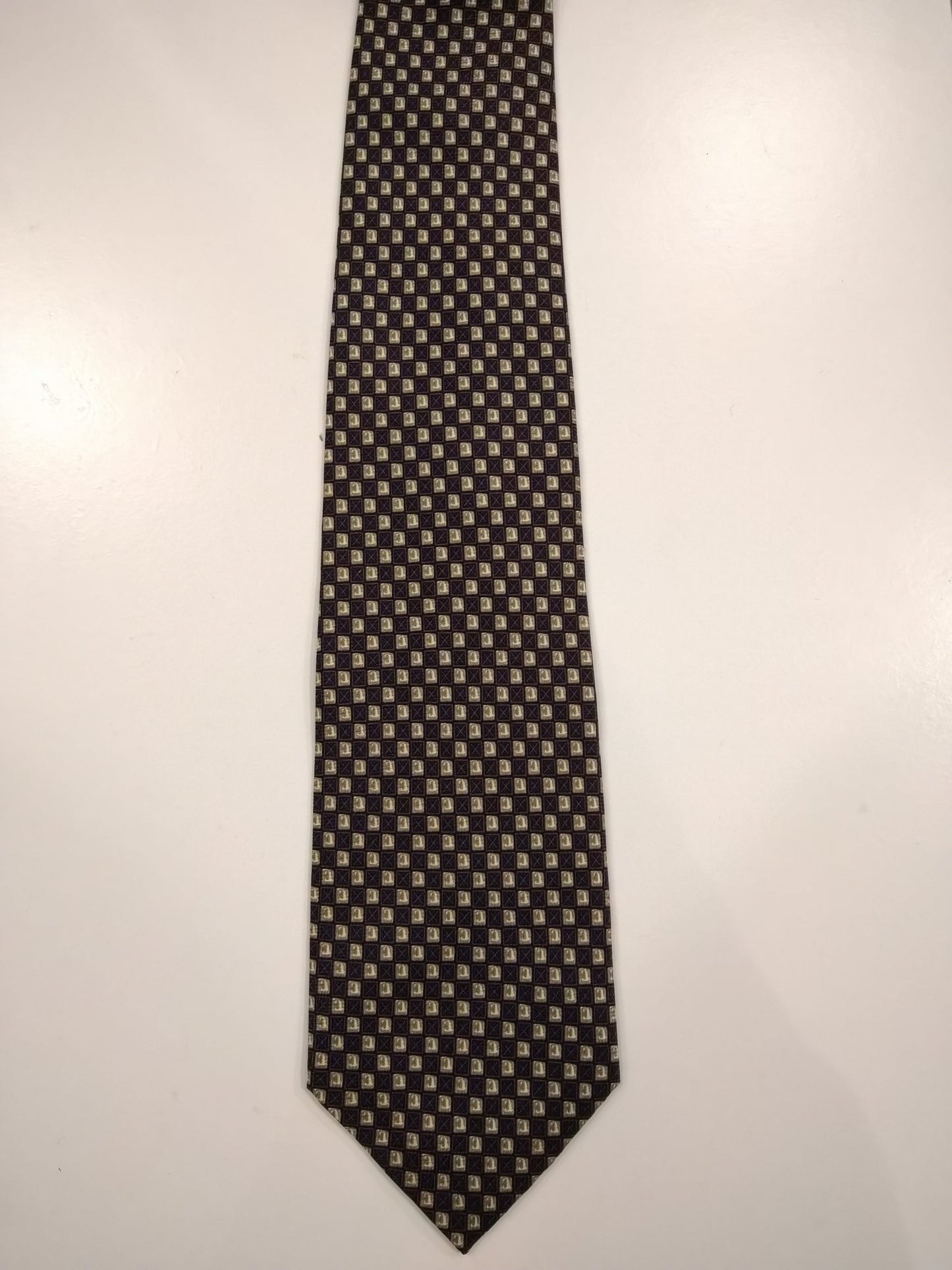 La corbata lateral de Debenham. Motifa negra beige.