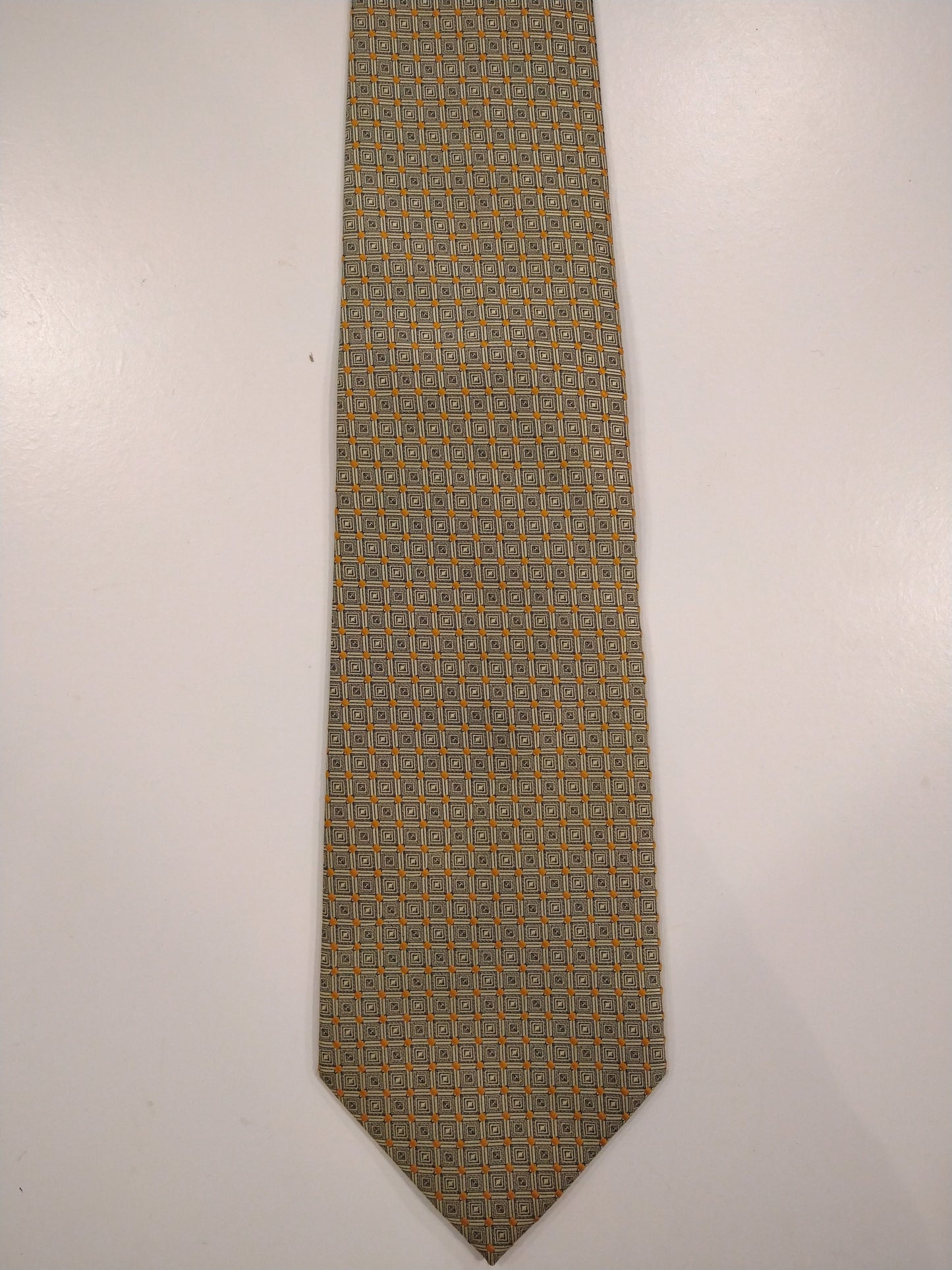 Milano polyester stropdas. Goud geel motief.