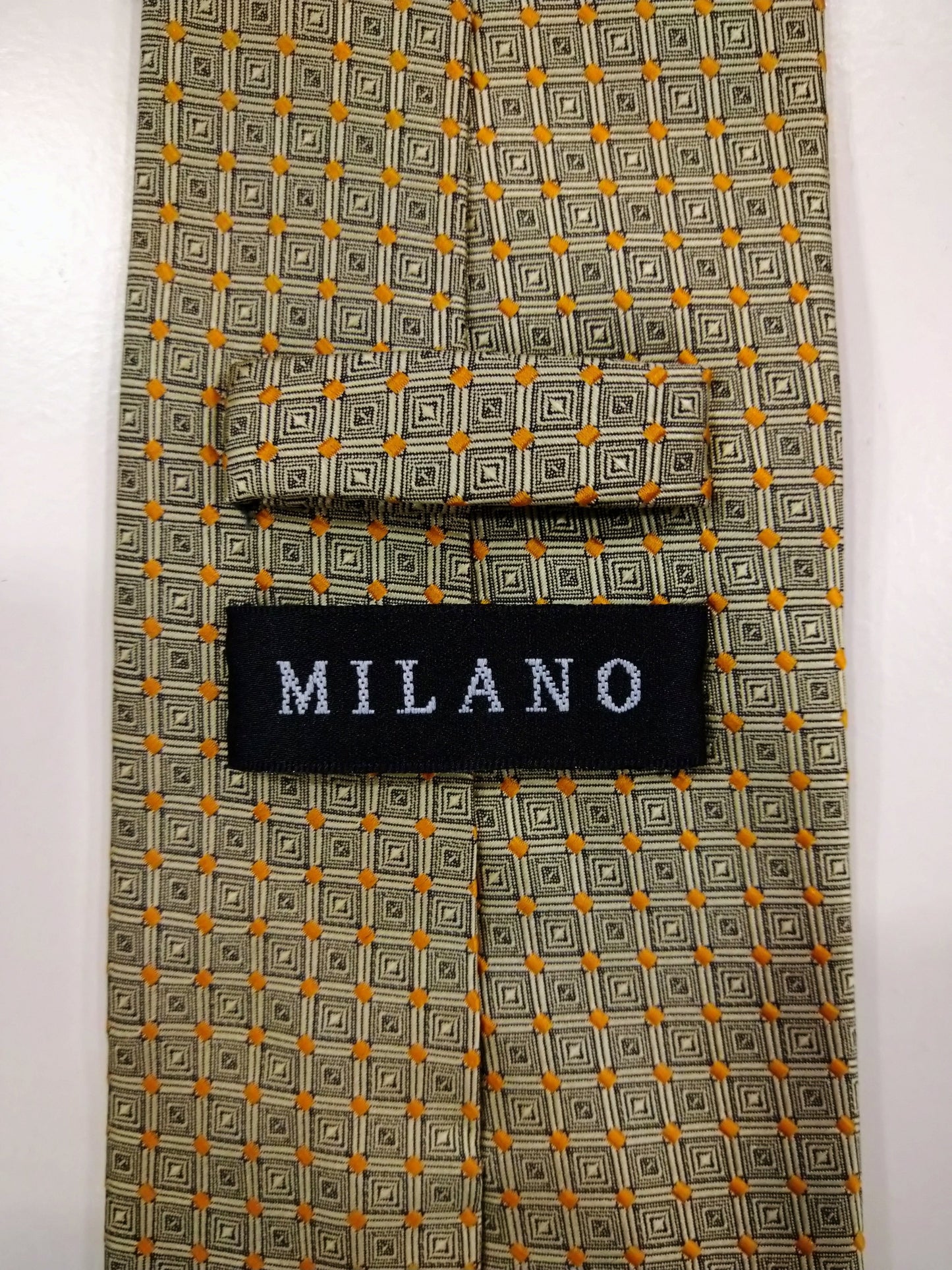 Milano polyester stropdas. Goud geel motief.