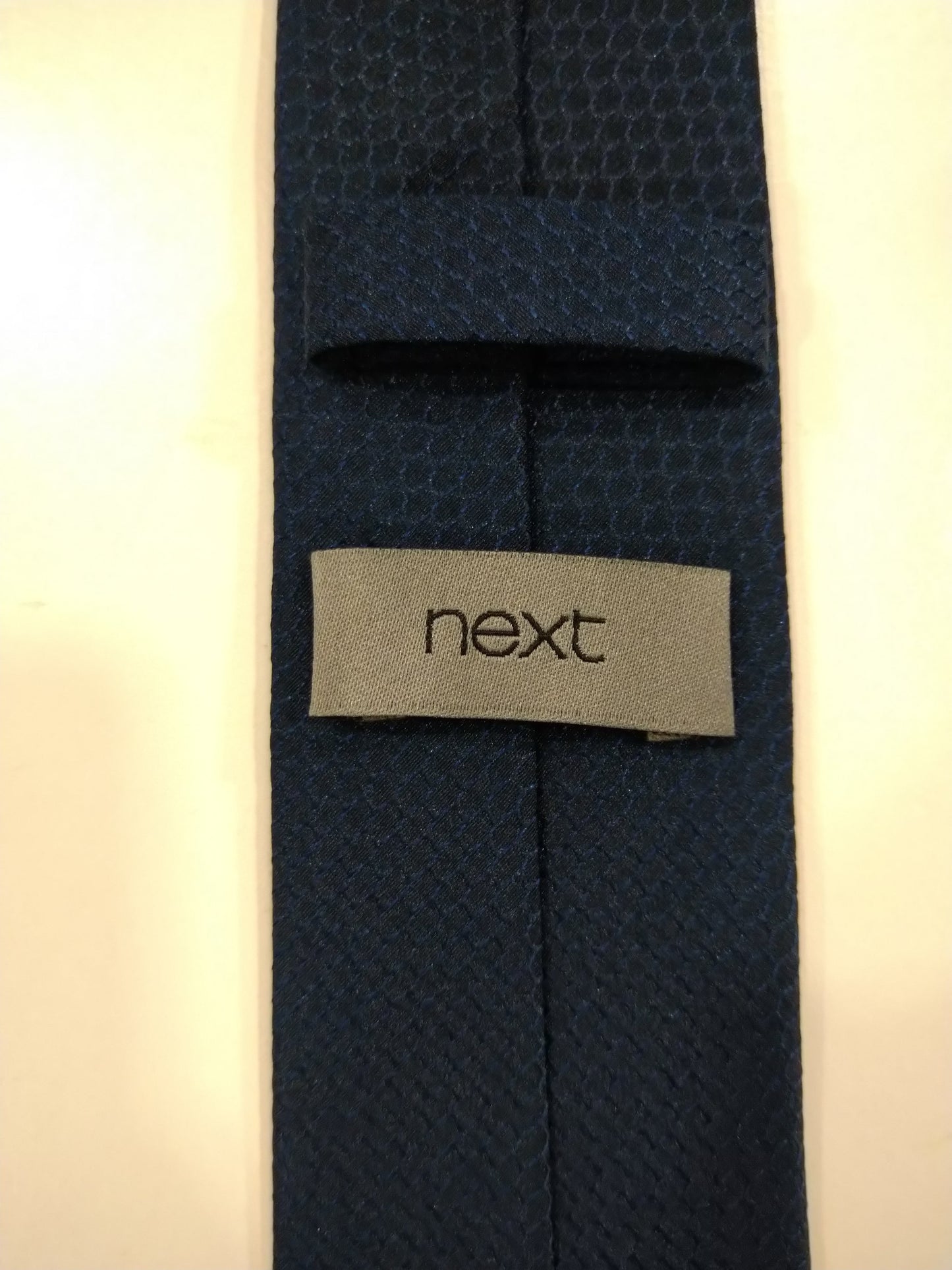 Prochaine cravate en polyester extra étroite. Motif bleu.