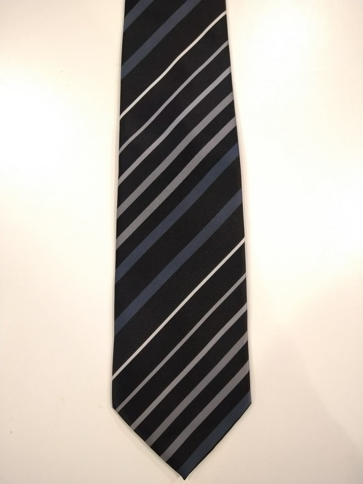 George polyester stropdas. Zwart grijs blauw gestreept.