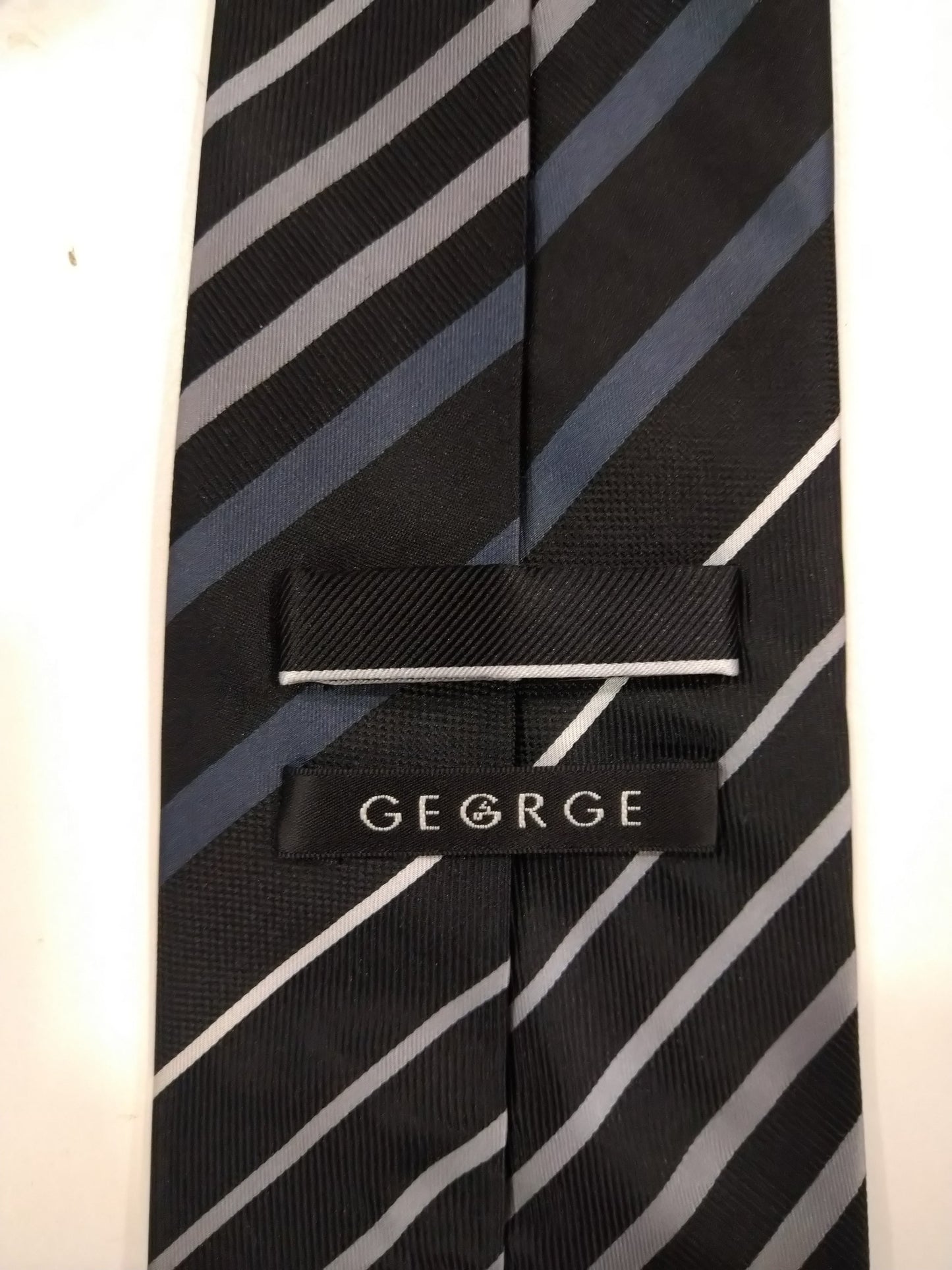 George polyester stropdas. Zwart grijs blauw gestreept.