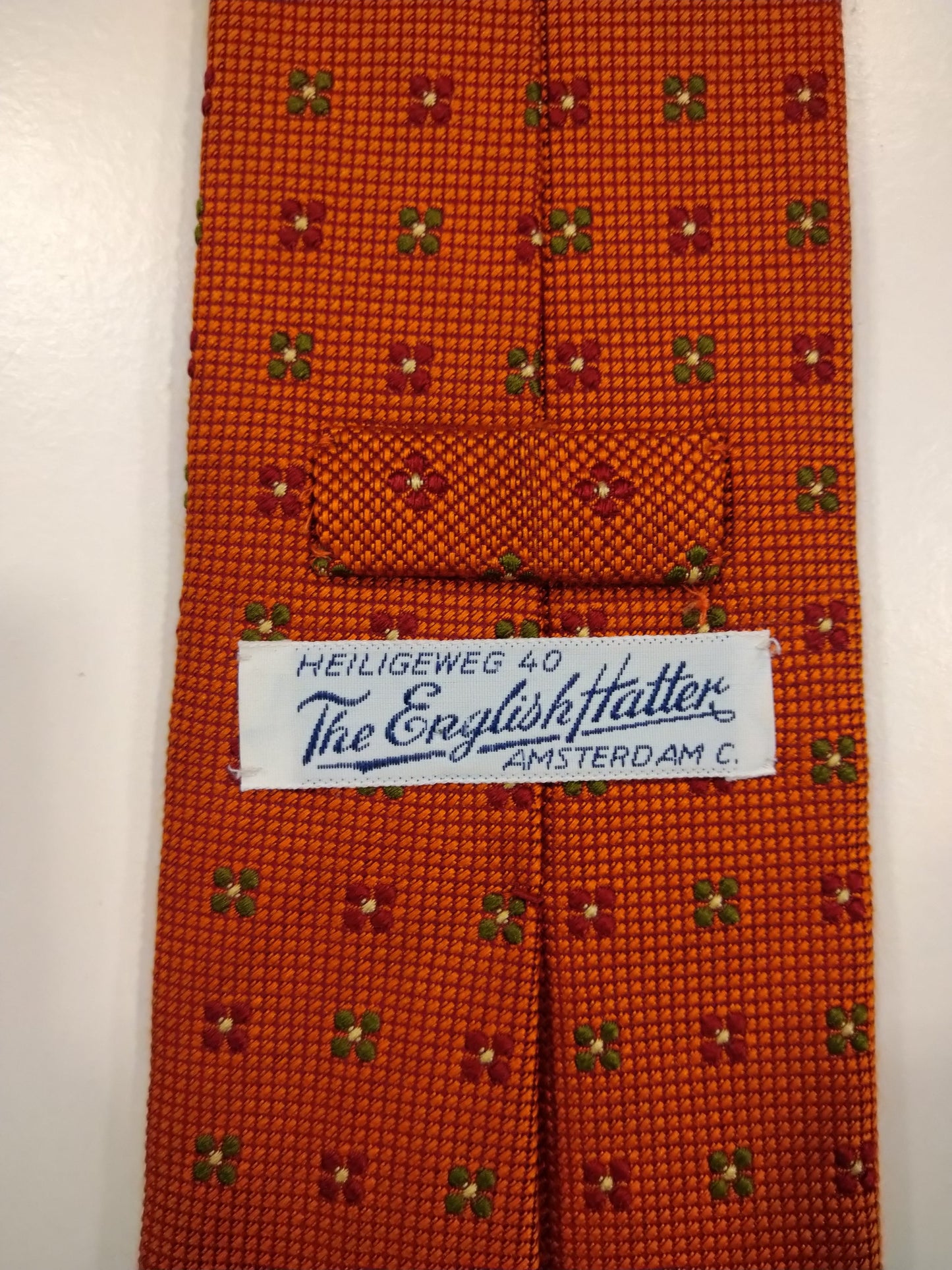 La corbata de seda a mano de sombrerero inglesa. Motivo naranja.