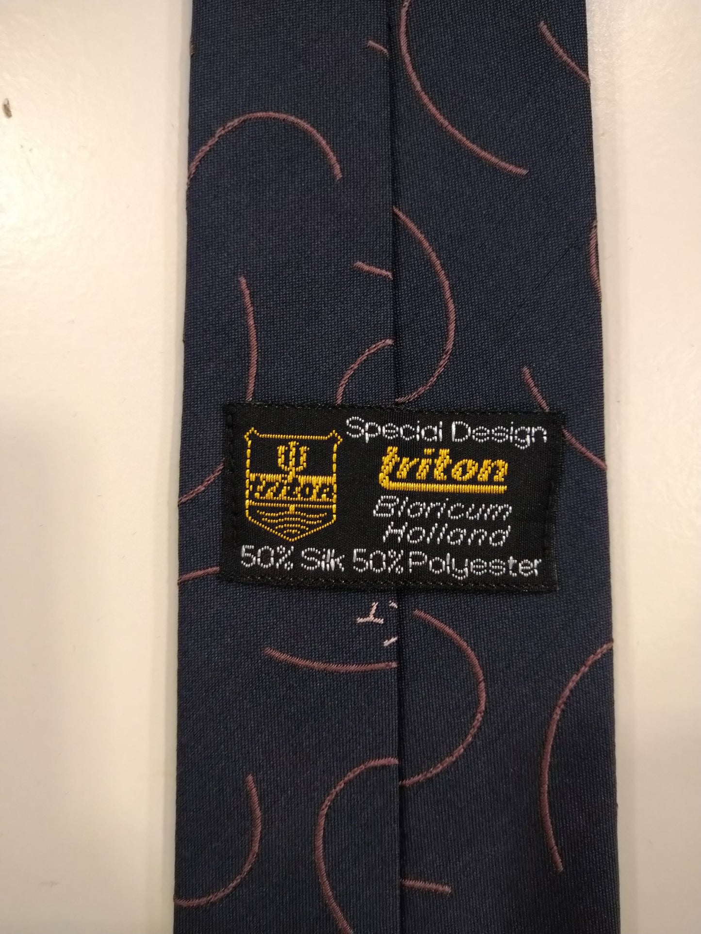 Triton Vintage Polyester / Silk Tie. Motif rose gris séparé.
