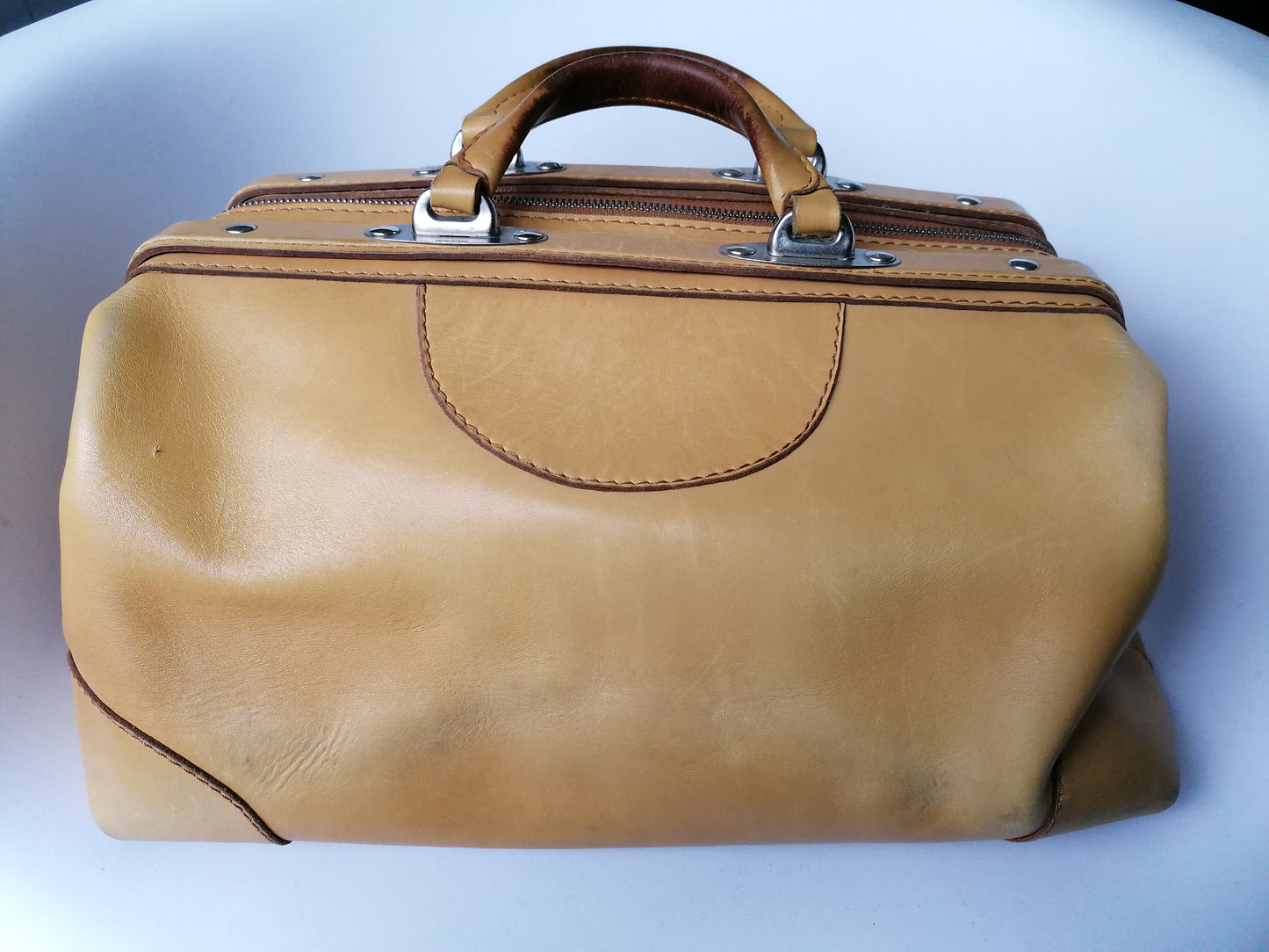 Tramontano Napoli leather bag. Light brown colored.