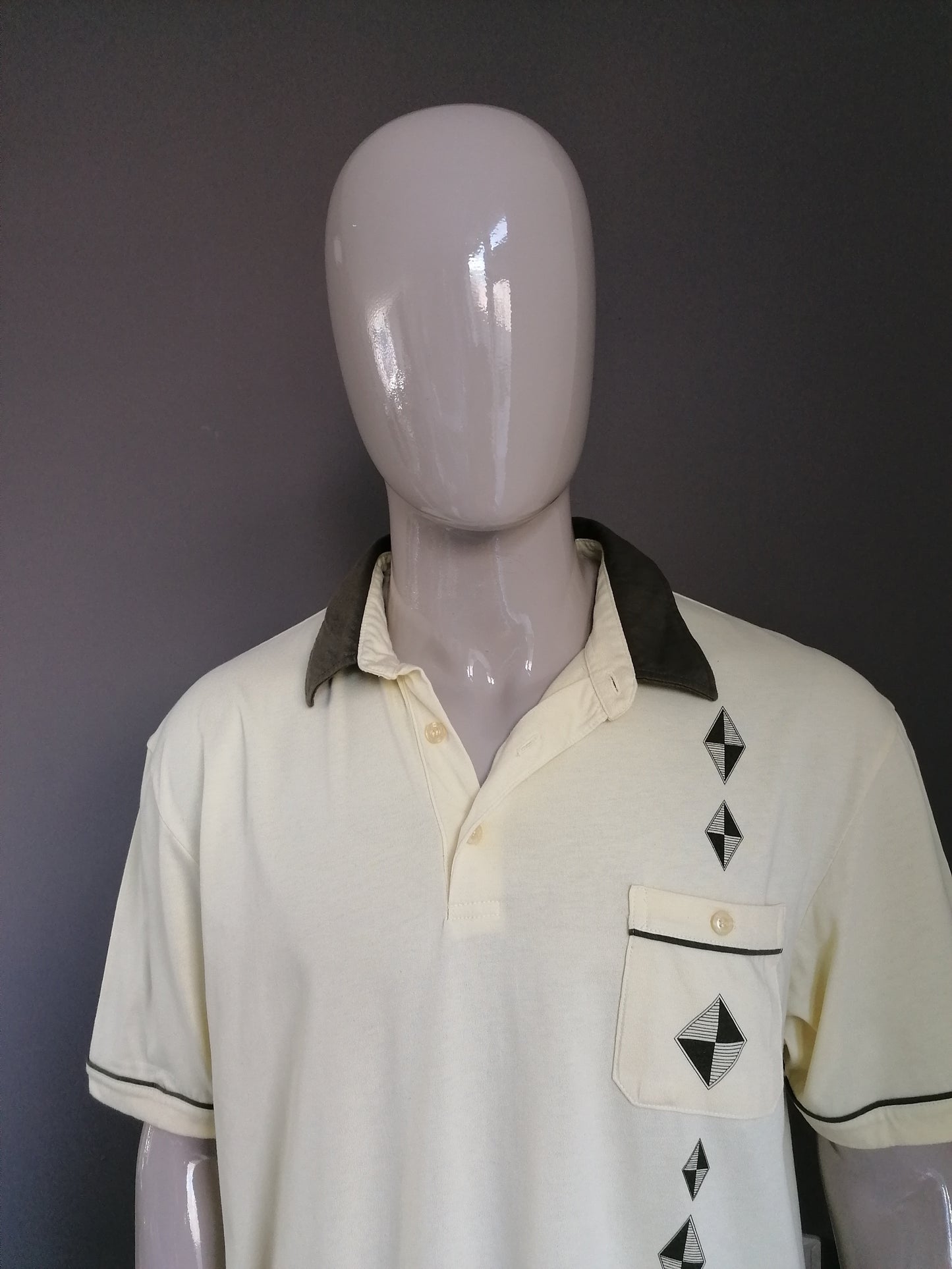 Vintage Roger connaît Polo avec poche de poitrine et bande élastique. Couleur vert jaune. Taille XL / XXL