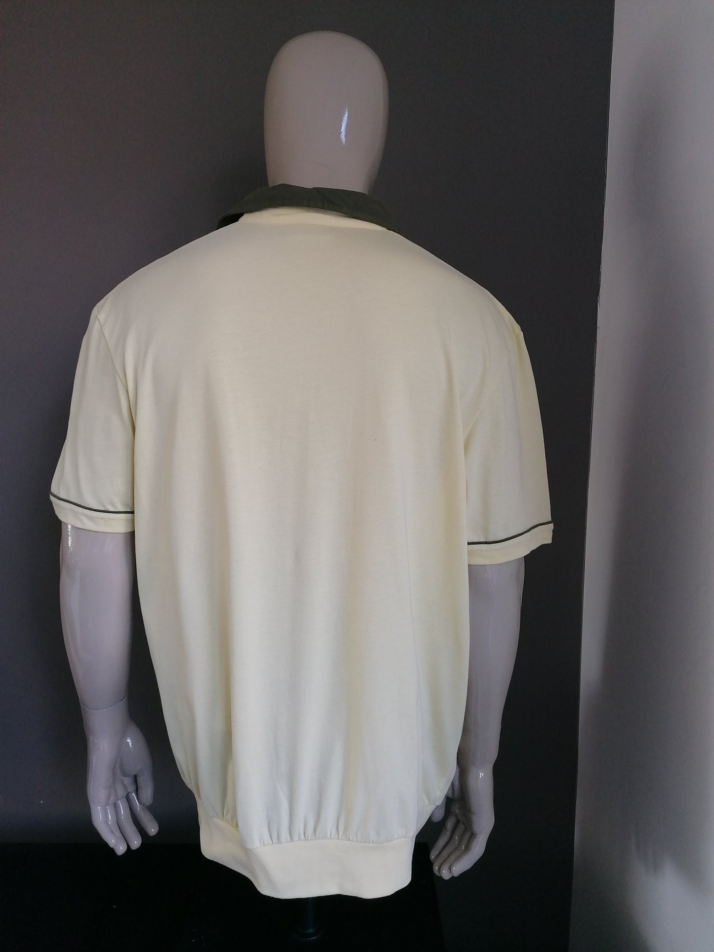 Vintage Roger knows polo with breast pocket and elastic band. Yellow green colored. Size XL / XXL