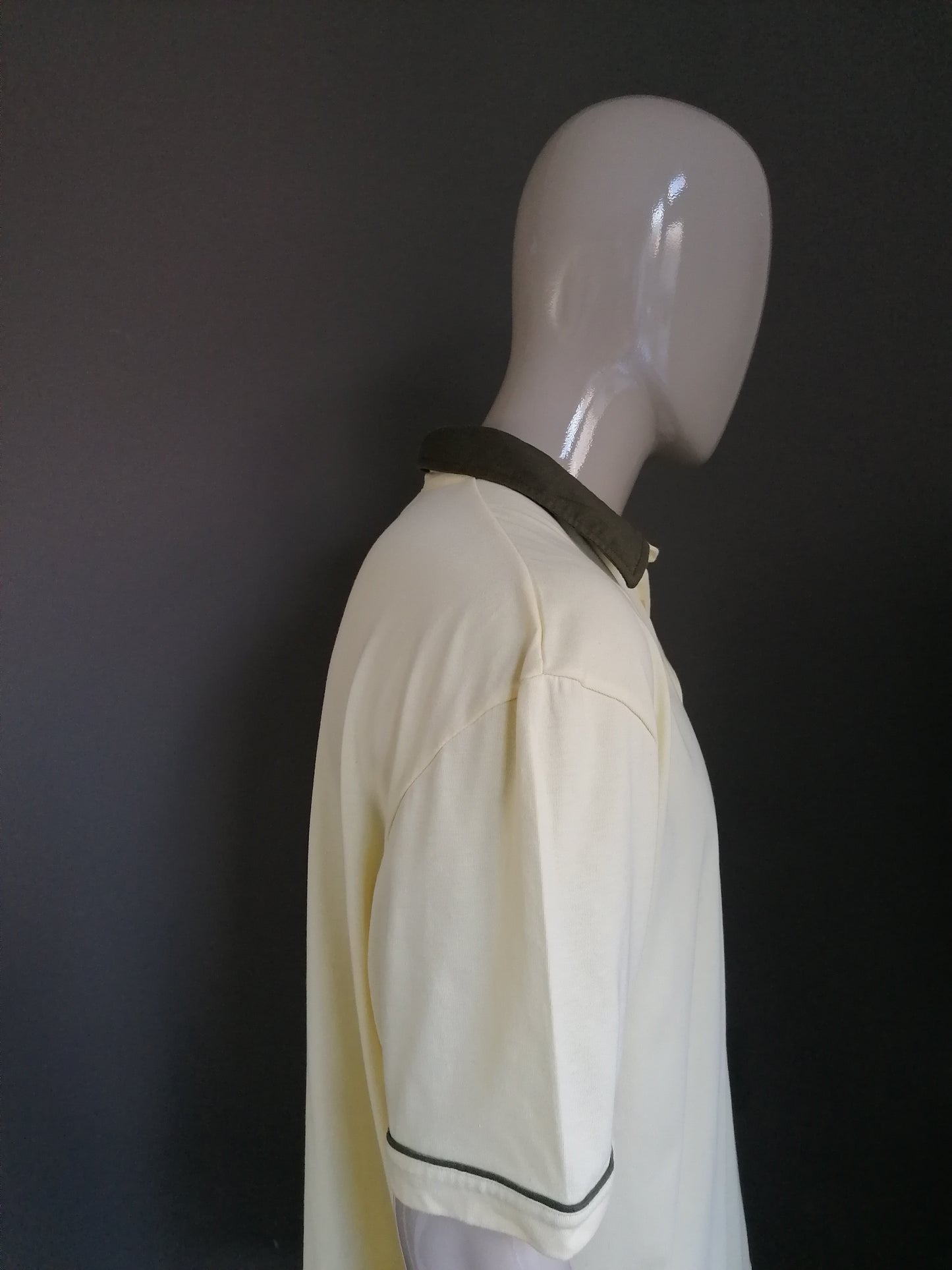 Vintage Roger kennt Polo mit Brusttasche und elastischem Band. Gelb grün gefärbt. Größe XL / XXL