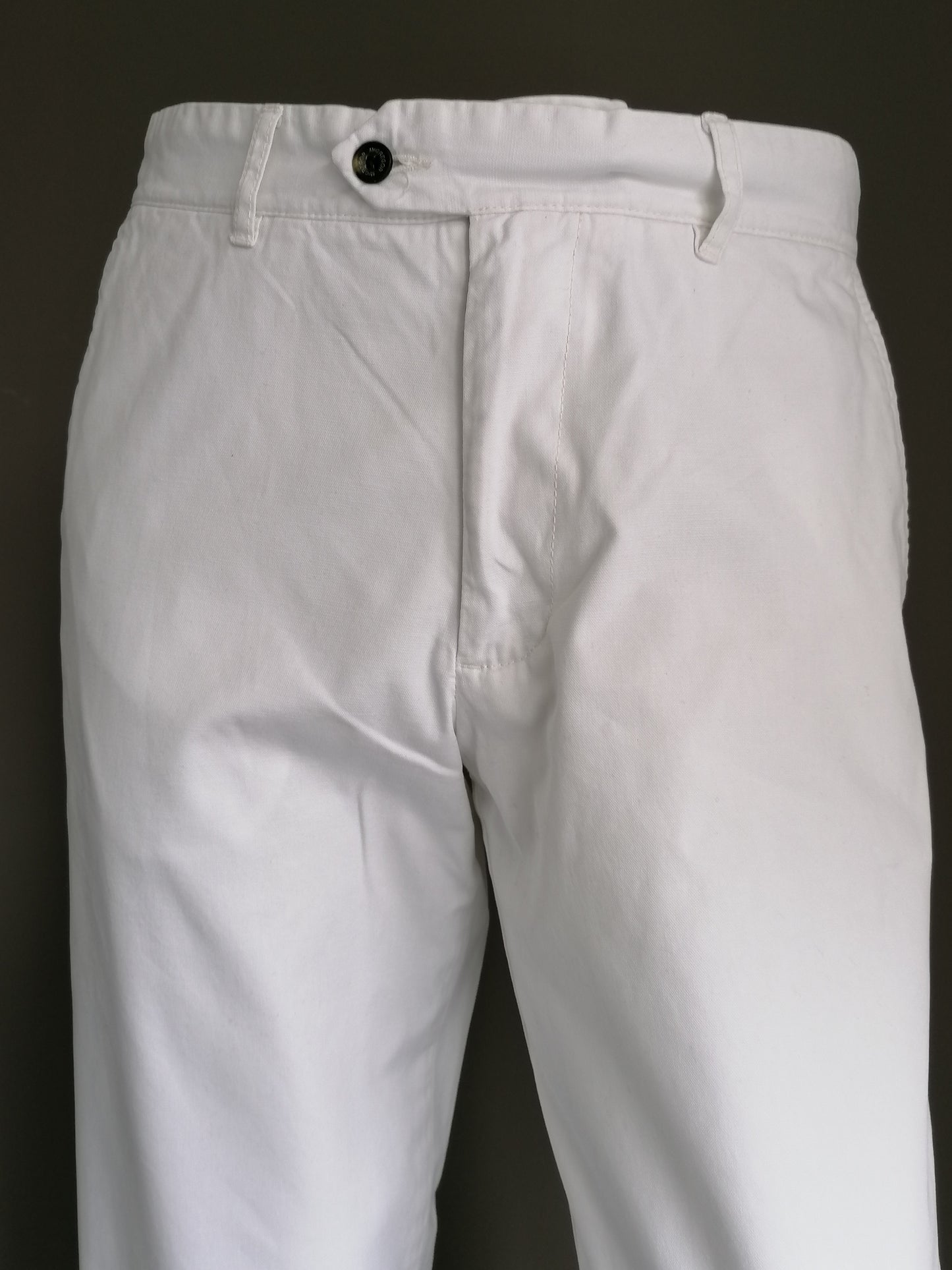 Pantalones McGregor. Blanco coloreado. El tamaño F98 se ve como las dimensiones iguales a un tamaño W31- L32.