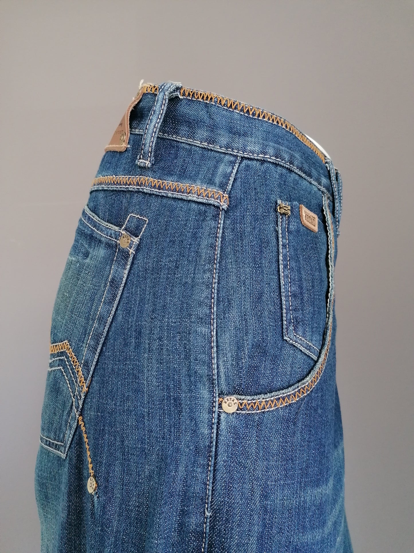 Metal Tough jeans. Blauw met Bruine stiksels. Maat W38 - L34. Wijde broekspijpen.