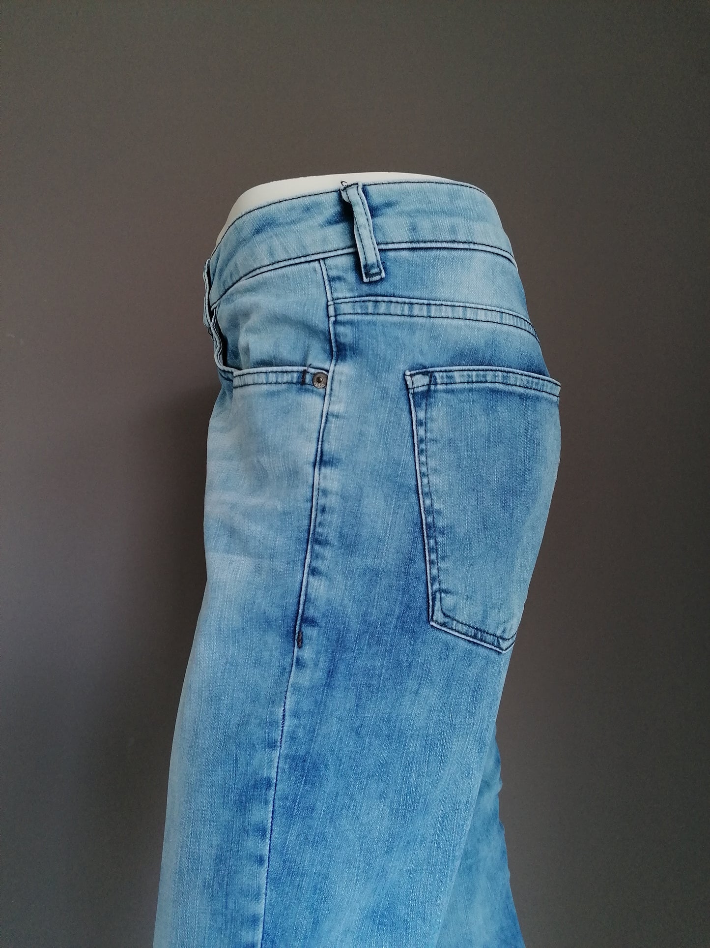 L.C. Waikiki Jeans. Azul claro coloreado. Tamaño W31-L 7/8. Los pantalones se han acortado