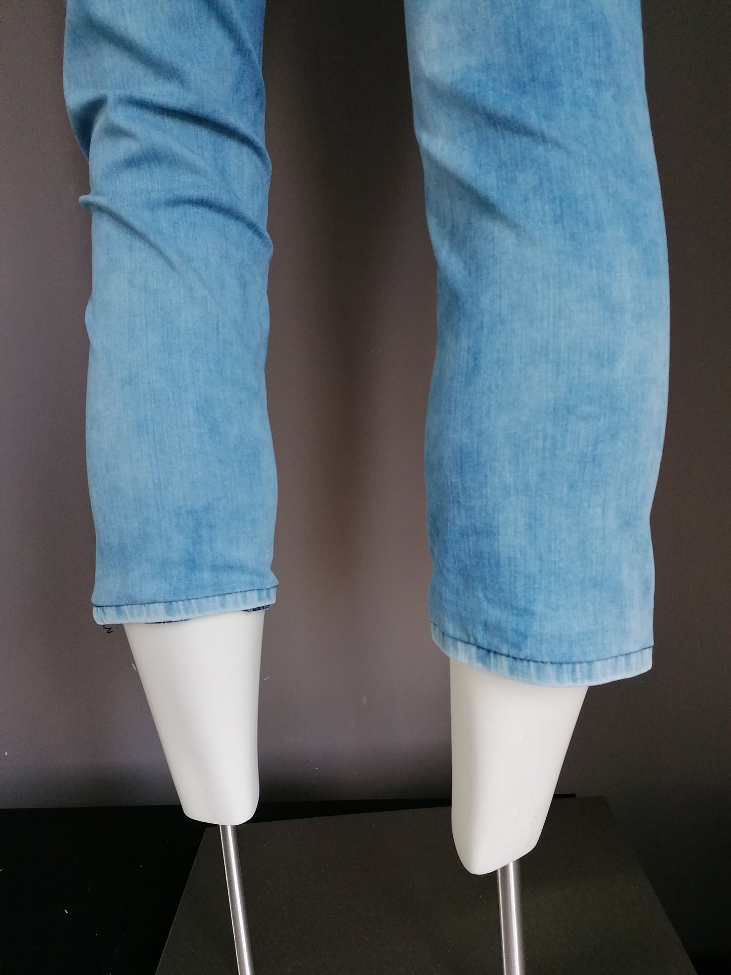 L.C. Waikiki Jeans. Azul claro coloreado. Tamaño W31-L 7/8. Los pantalones se han acortado