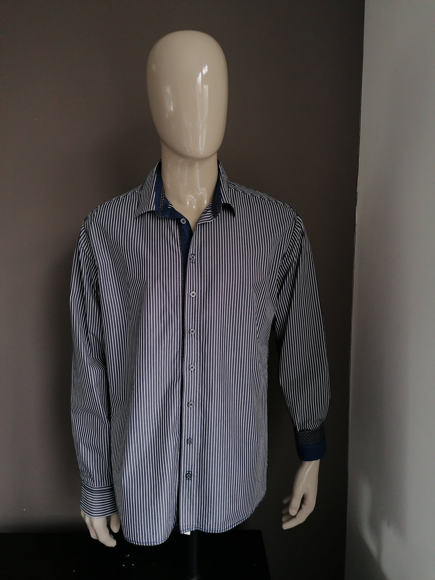 Haupt Shirt. Blanco azul rayado. Tamaño 45/46 / XXL. Ajuste moderno.