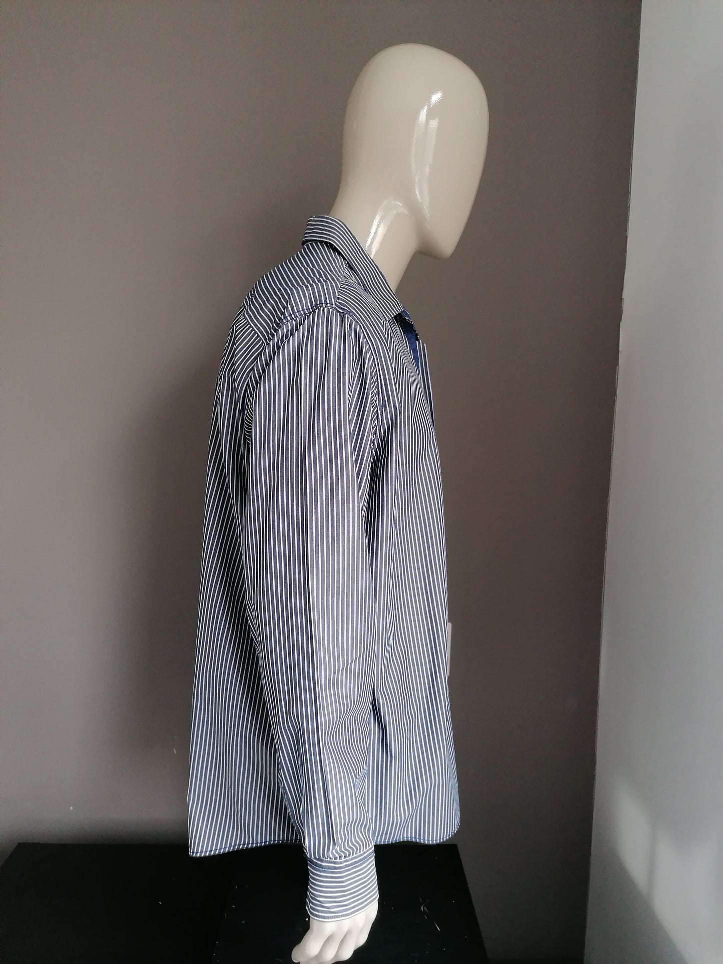 Haupt Shirt. Blanco azul rayado. Tamaño 45/46 / XXL. Ajuste moderno.