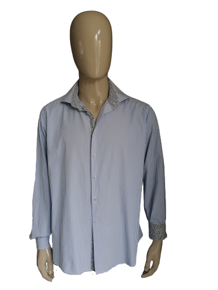 La camicia del progetto. Blu bianco a strisce. Taglia XXL / 2XL