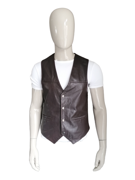 Gilet of goat leather. Push button. Brown colored. Size S. 217
