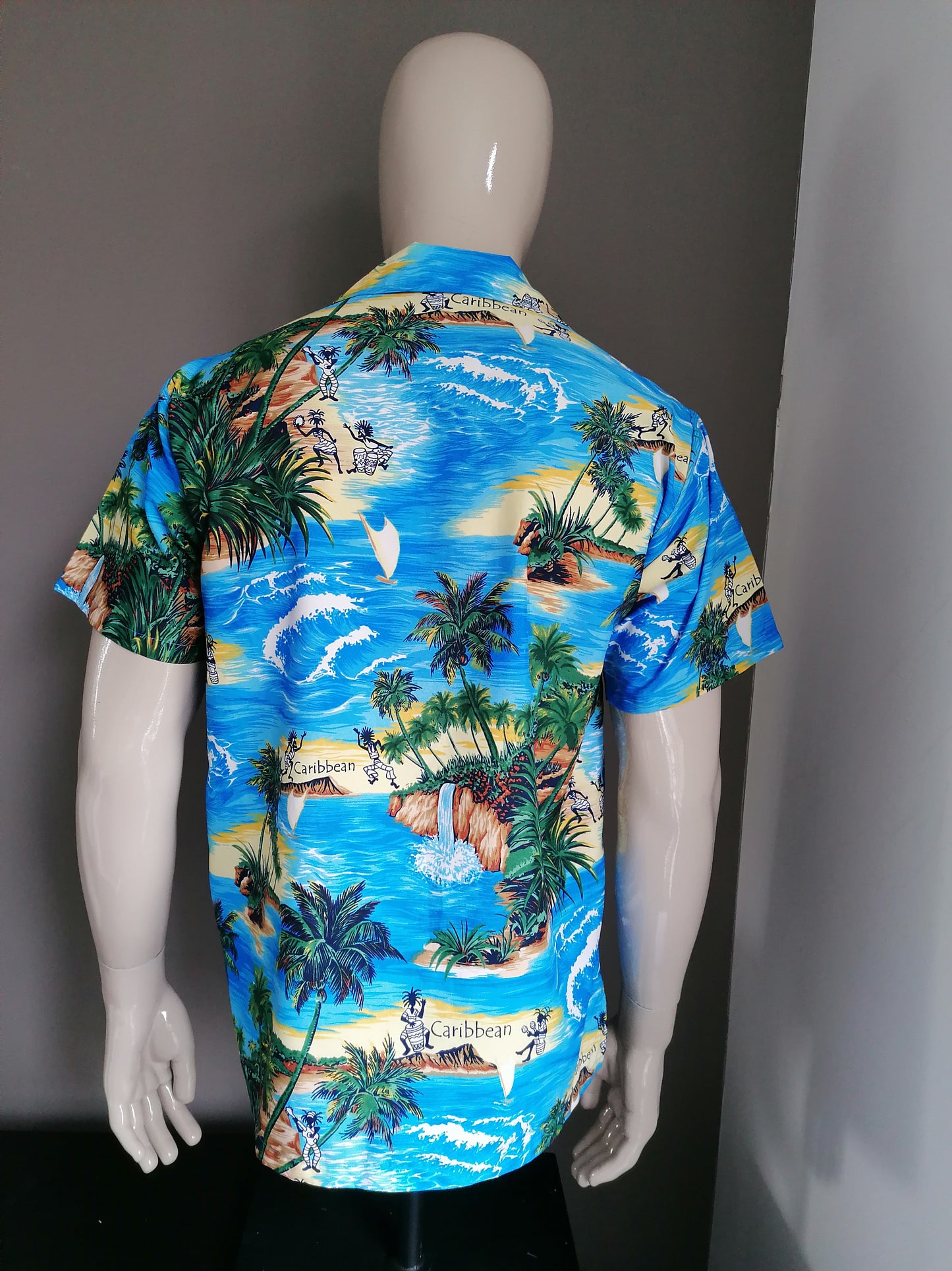 Rima Vintage Hawaii imprimir camisa de manga corta. Impresión amarilla verde azul. Talla M.