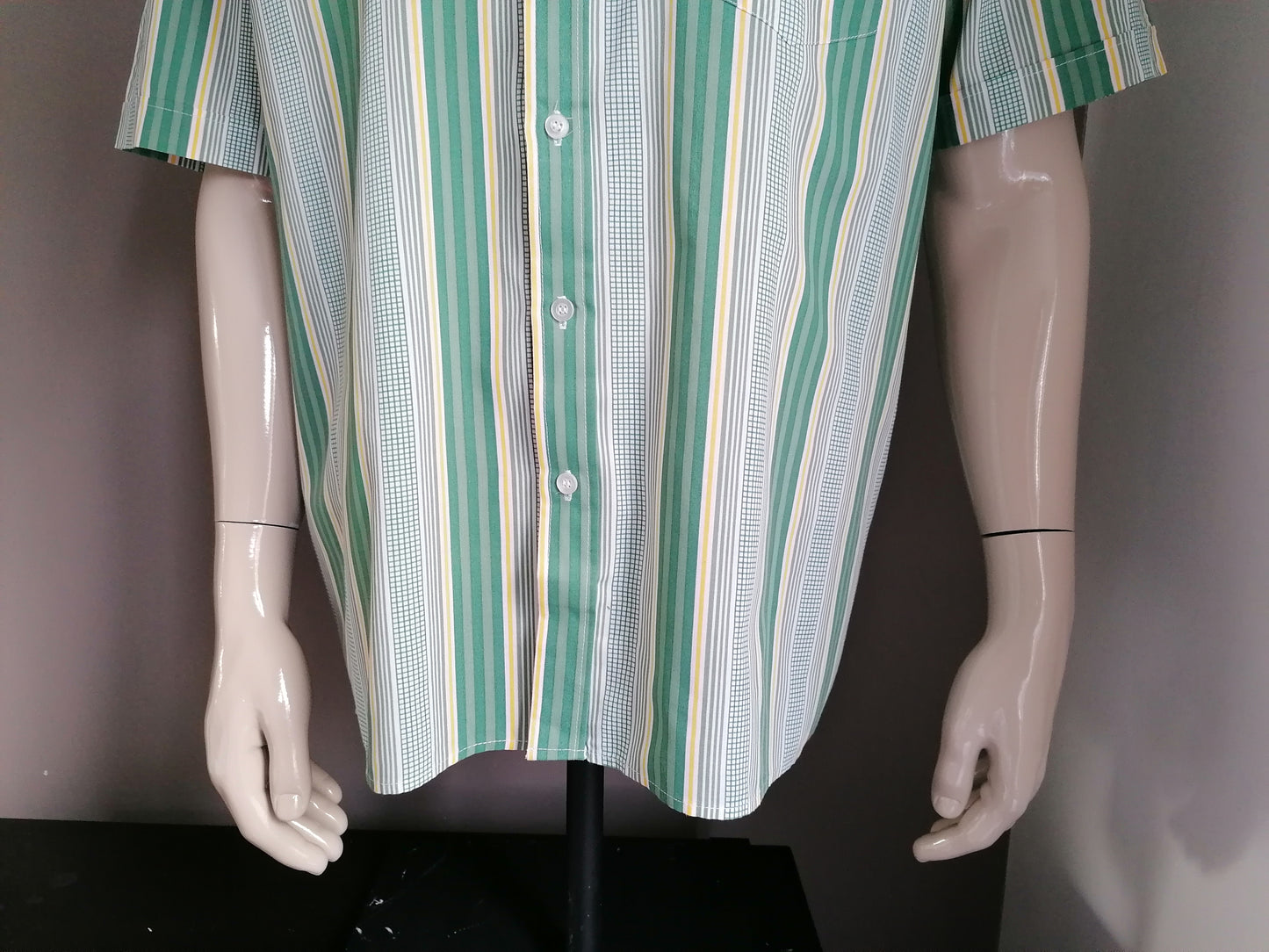 Vintage Nino Visconti Camisa Manga corta. Amarillo gris verde. Tamaño XXL / 2XL. 65% de poliéster y 35% de algodón