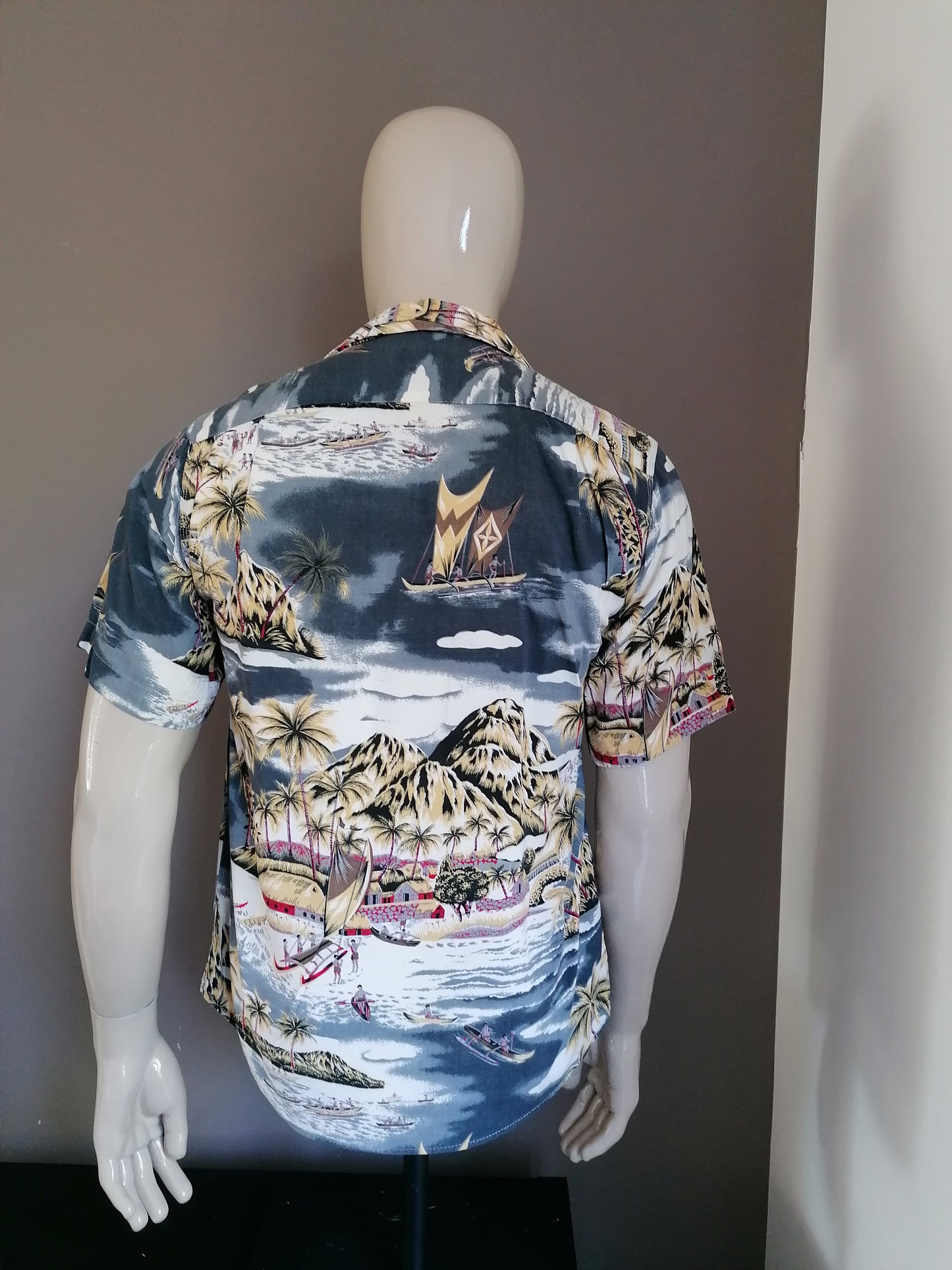 Vintage Hawaii imprime la camisa de manga corta. Impresión amarilla gris. Talla M