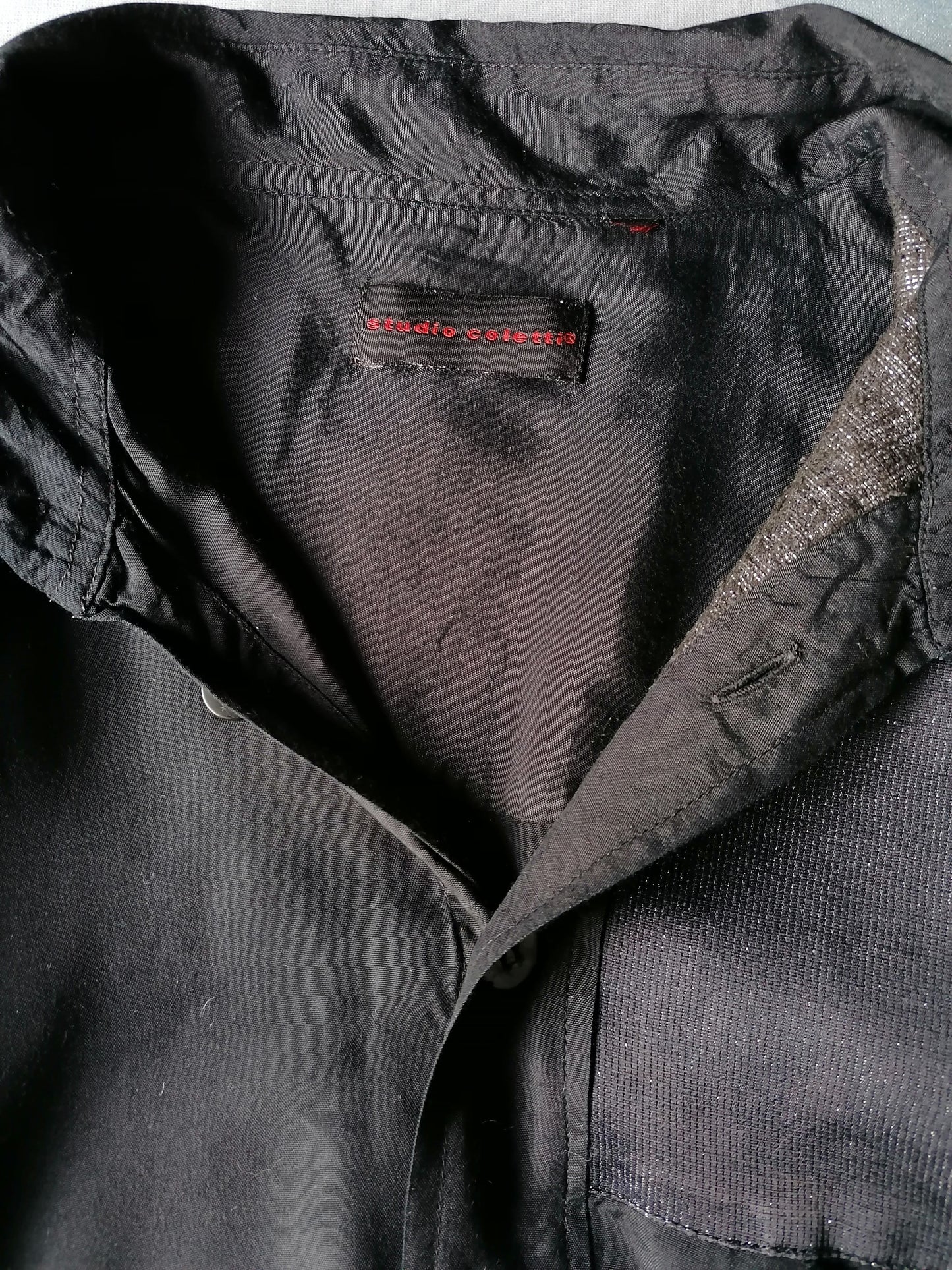 Camisa de manga corta de estudio de vintage coleti. Negro de color con plata negra plateada porción. Tamaño XL. Viscosa.