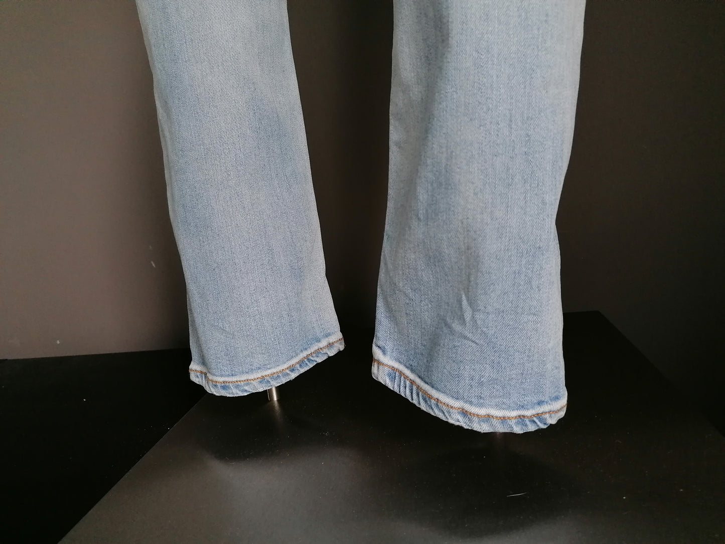 Reinado jeans. Azul claro coloreado. Tamaño W32 - L34. Estirar