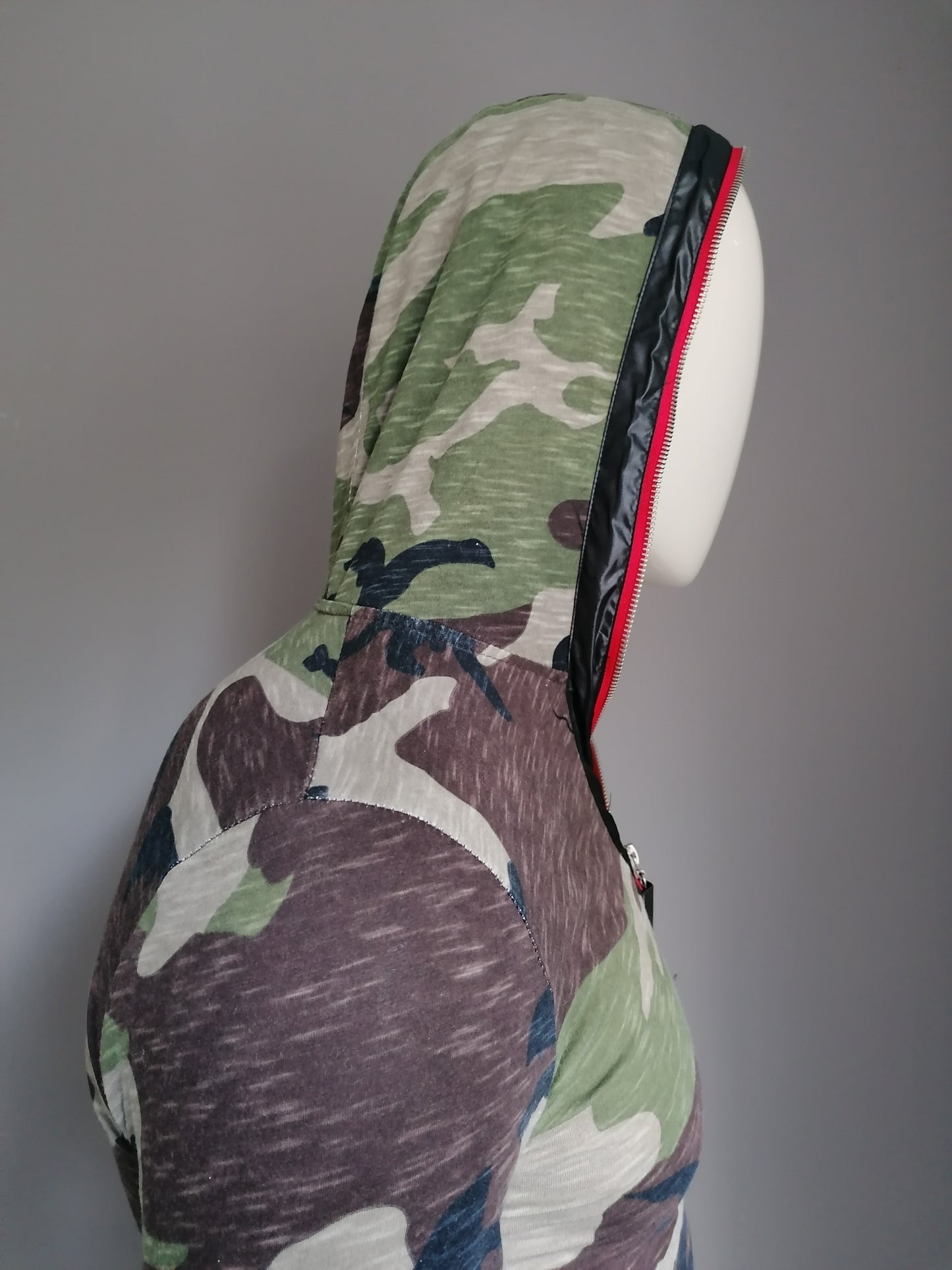 Eksi Bir longsleeve met capuchon. Camouflage print. Maat M / S