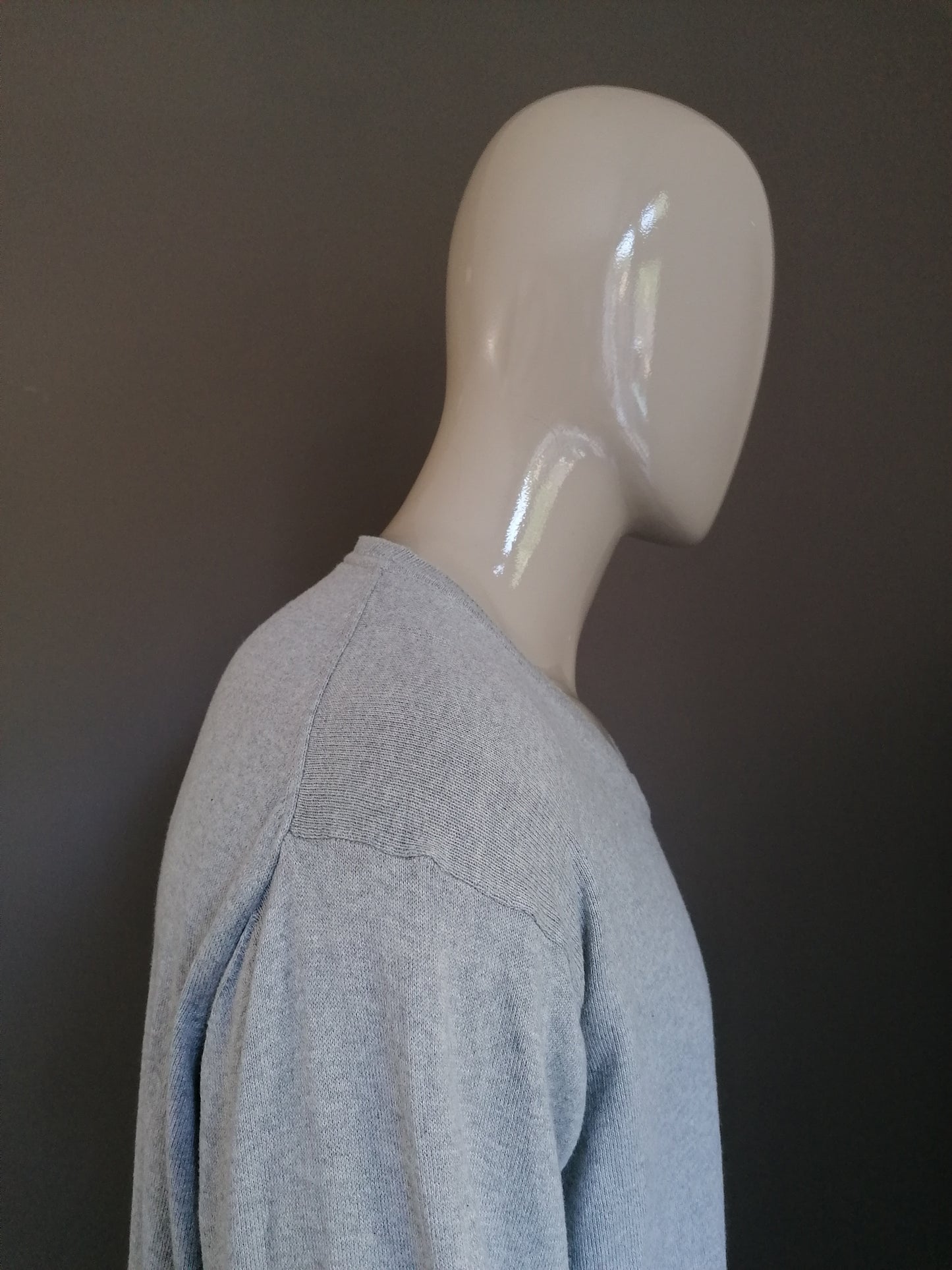 Suéter de inesis con cuello en v. Gris mezclado. Tamaño XXXL / 3XL