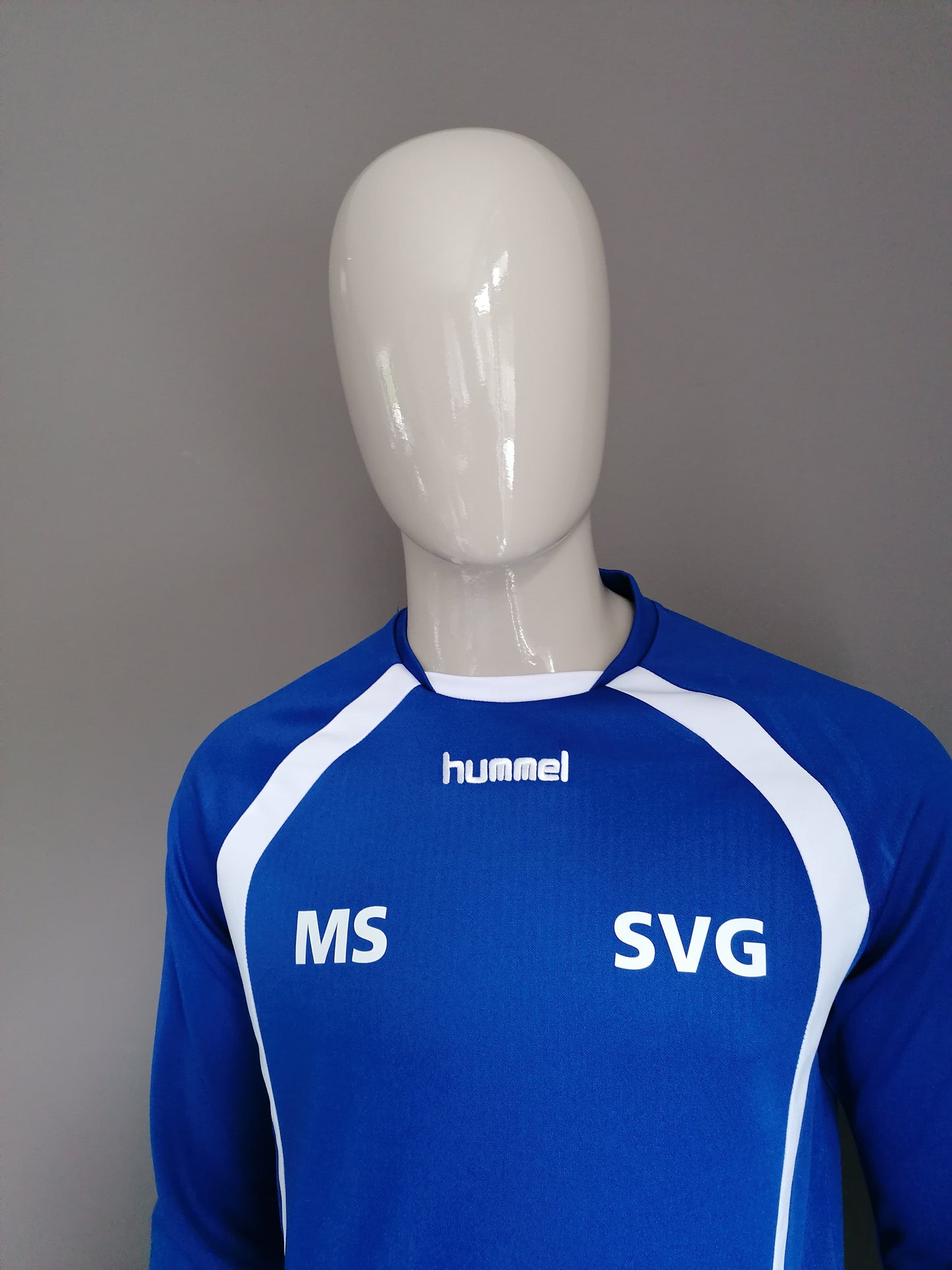 Hummel "SVG" sport trui. Blauw Wit gekleurd. Maat M.