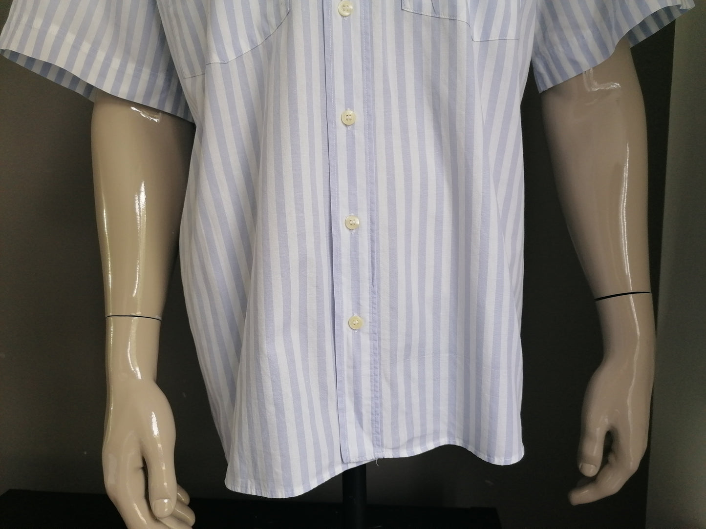 Vintage overhemd korte mouw. Blauw Wit met geborduurd zonnebril accent. Maat XL.