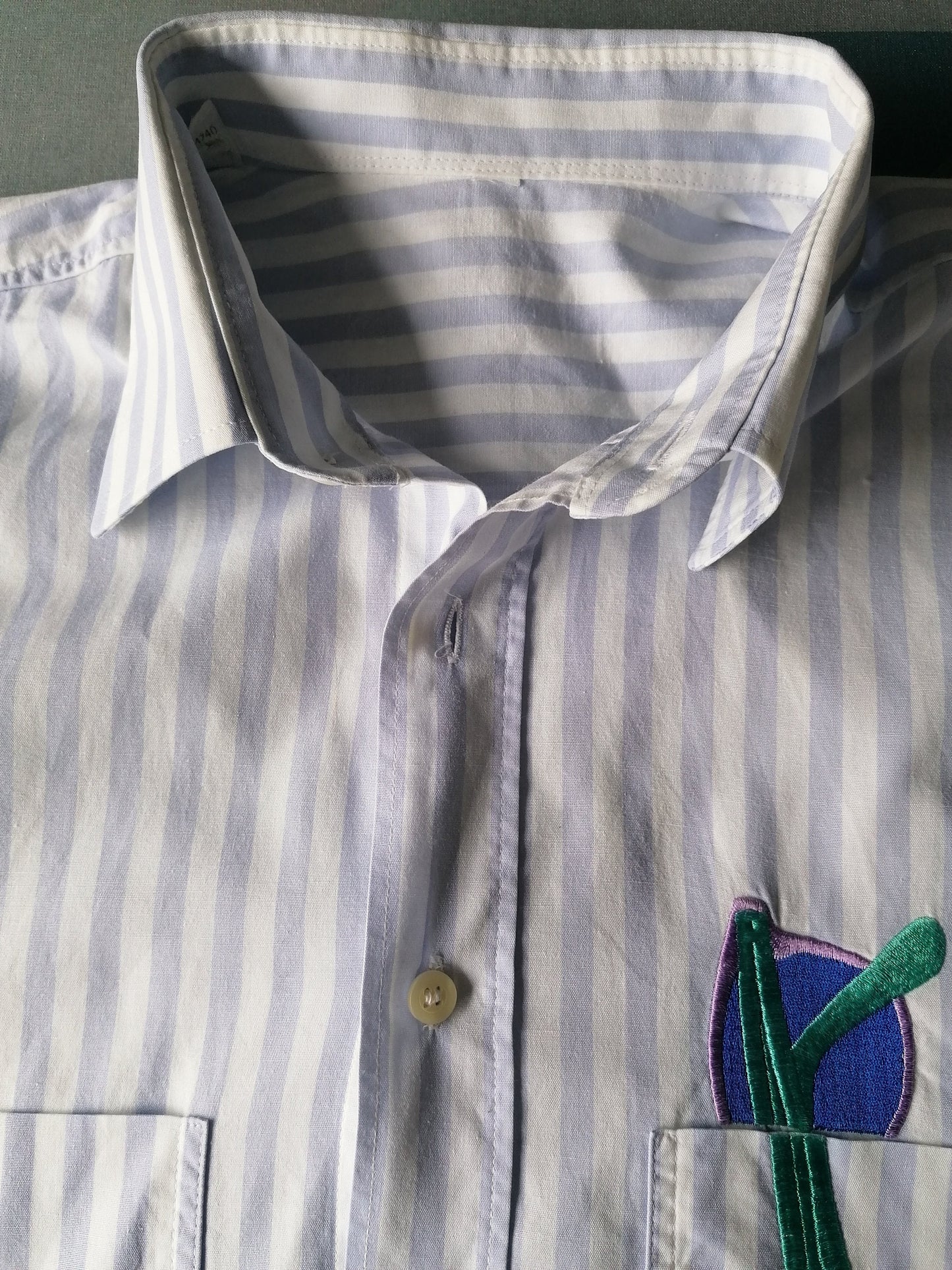 Vintage overhemd korte mouw. Blauw Wit met geborduurd zonnebril accent. Maat XL.