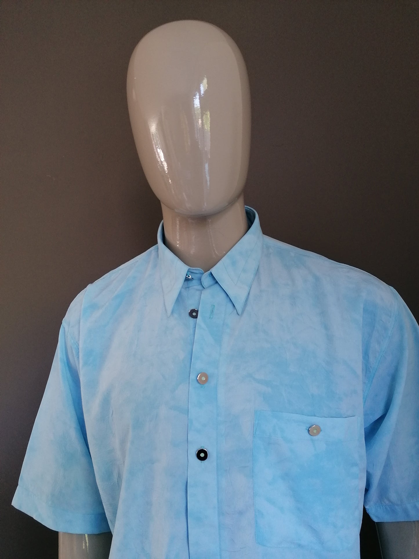 Camisa de manga corta luncina vintage. Azul claro coloreado con efecto arrugas. Tamaño XL